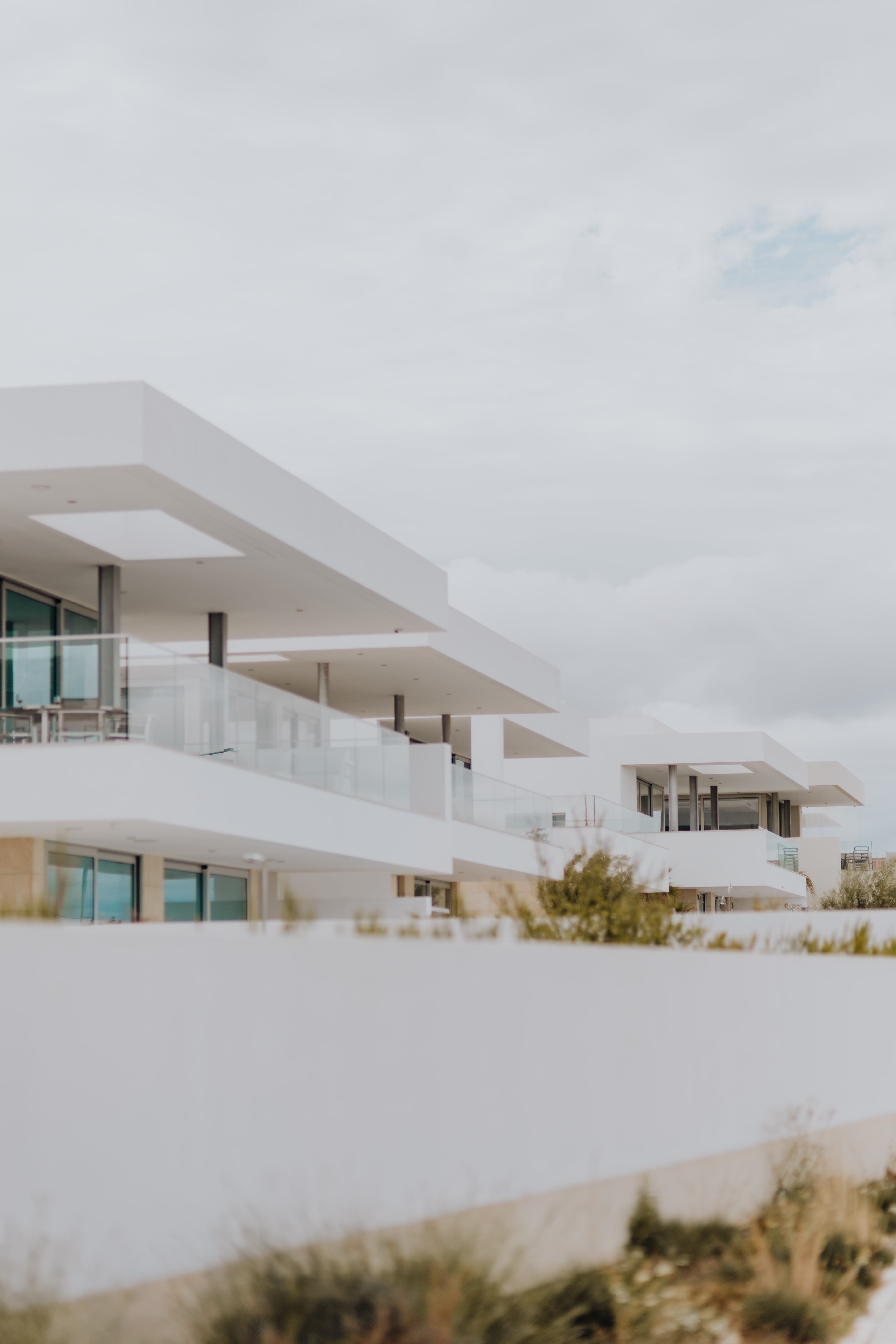 nature, houses, copy space, built structure, grass, building, 5K, cloud - sky, sky, plant, sunlight, algarve, house, portugal, facade, architecture, land, Phone HD Wallpaper