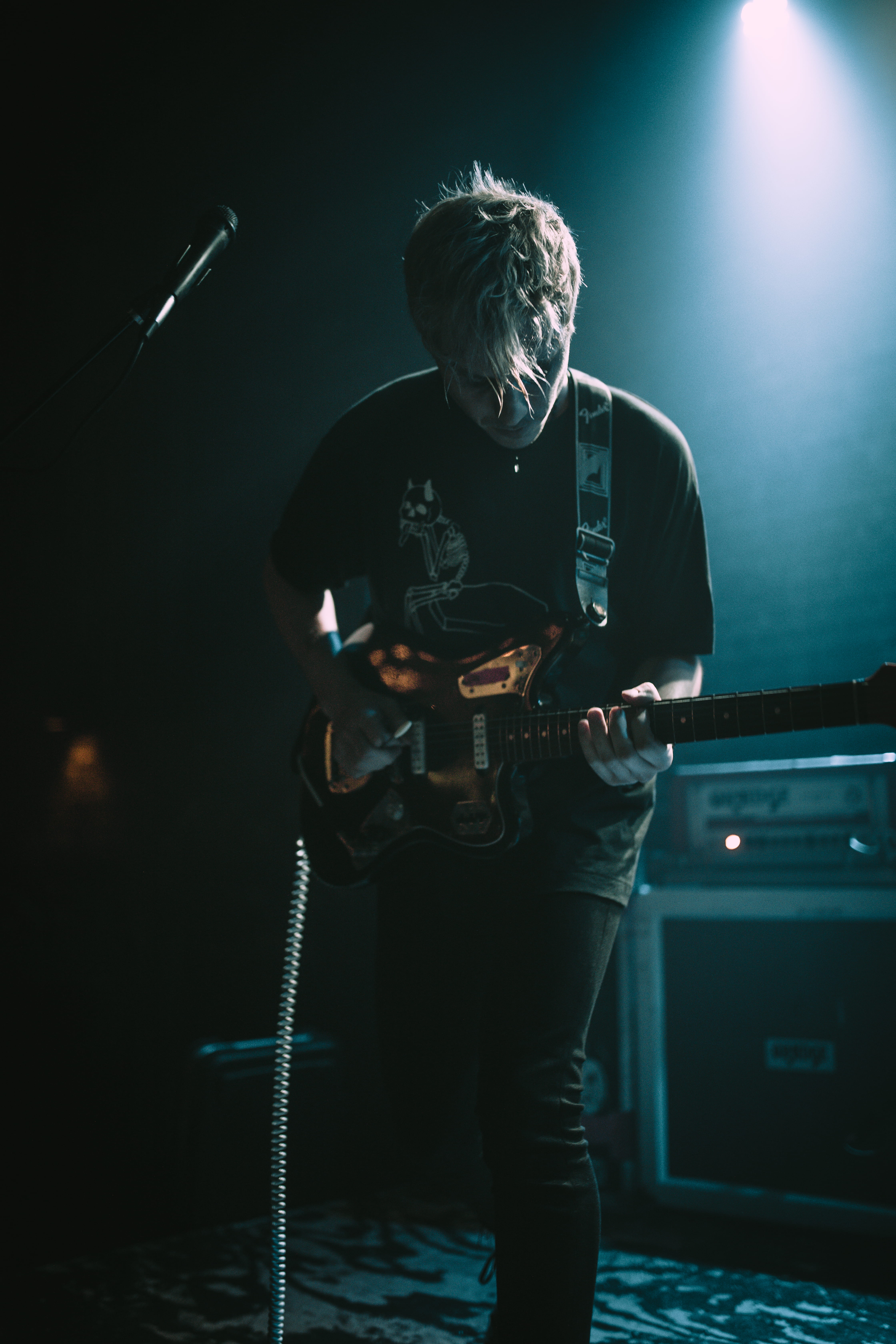 nightlife, man, stage, one person, music, arts culture and entertainment, performing arts event, band, spot, holding, jaguar, front view, light, live music, Phone HD Wallpaper