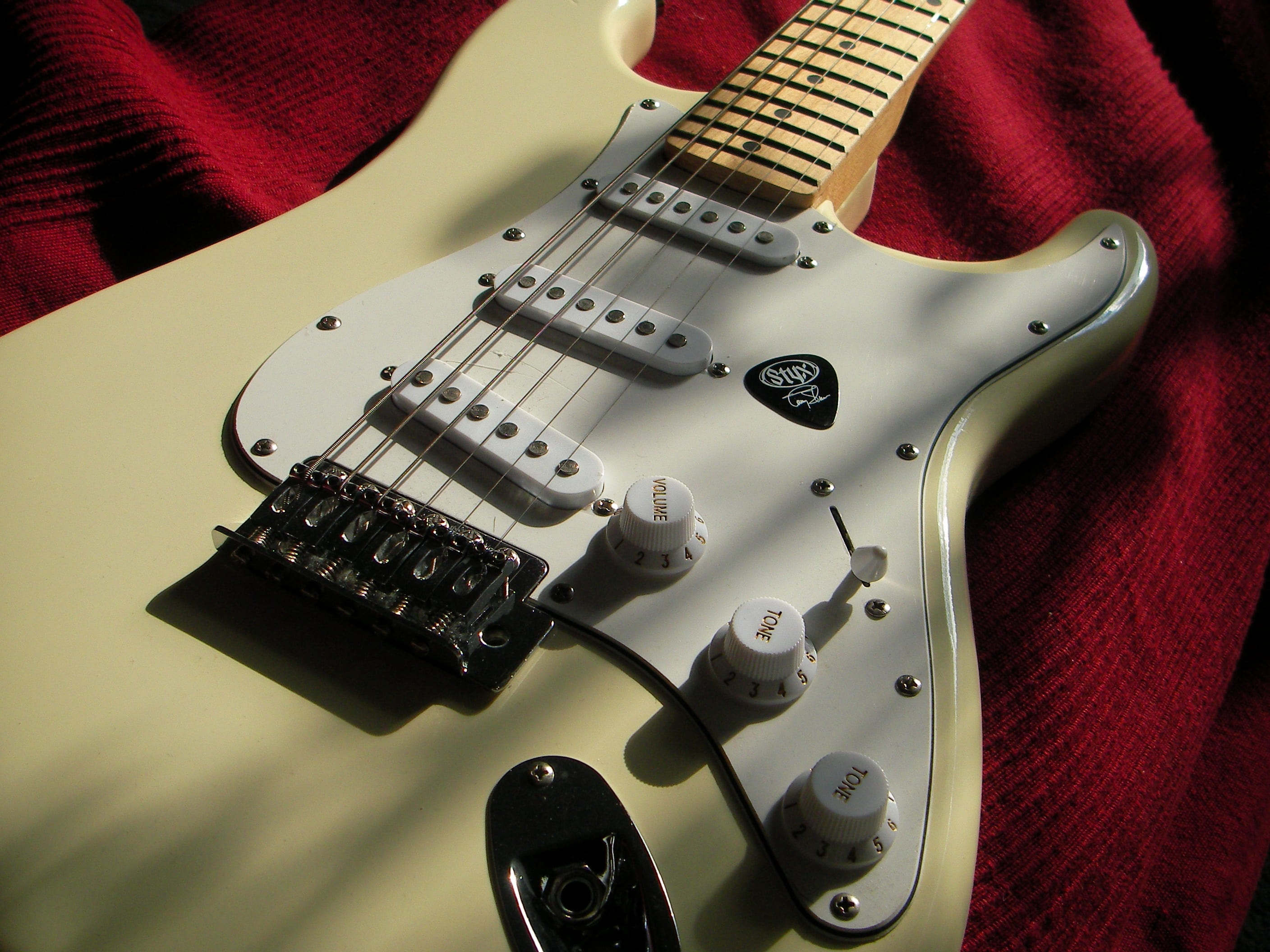 single coil, 2K, stratocaster, rock music, musical equipment, hendrix, indoors, instrument, red, fender, close-up, yellow, musical instrument, machinery, HD Wallpaper