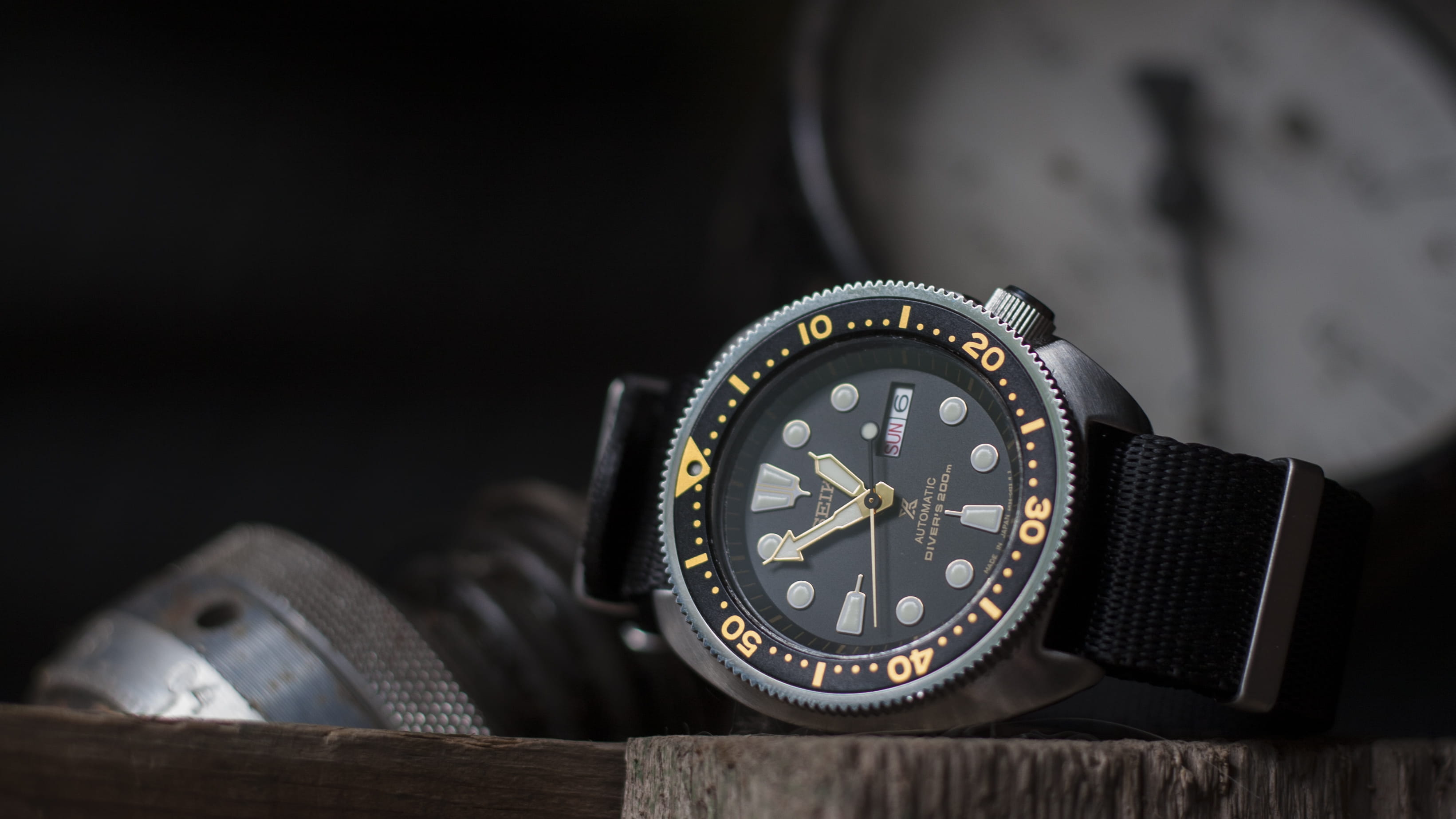studio shot, black color, 2K, time, minute hand, black background, wristwatch, analog, fashion, luxury, alcohol, personal accessory, camera lens, digital watch, HD Wallpaper