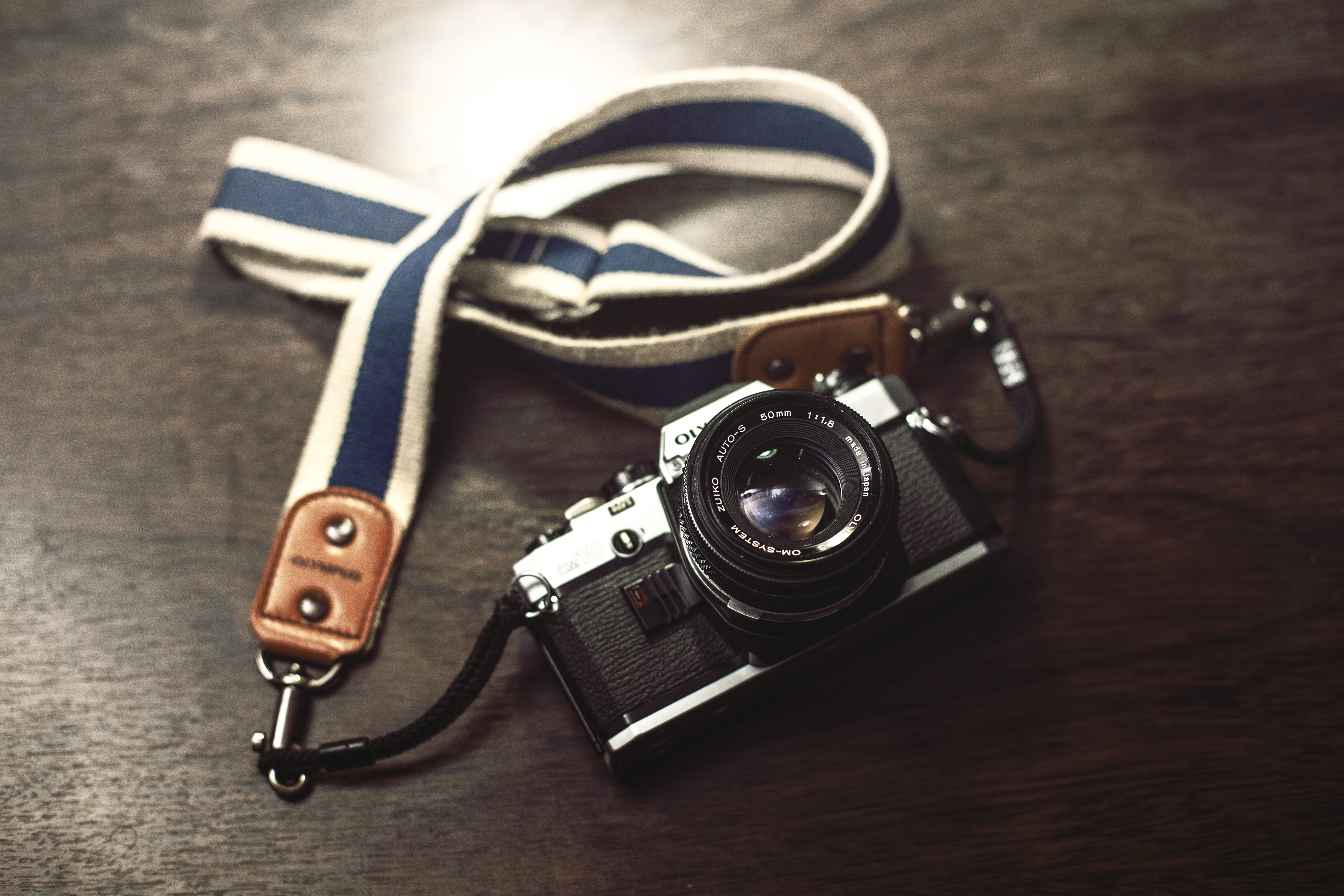 simplicity, bridge, gray, table, blue, lanyard, nostalgia, black, metal, camera, arts culture and entertainment, technology, retro, focus on foreground, HD Wallpaper