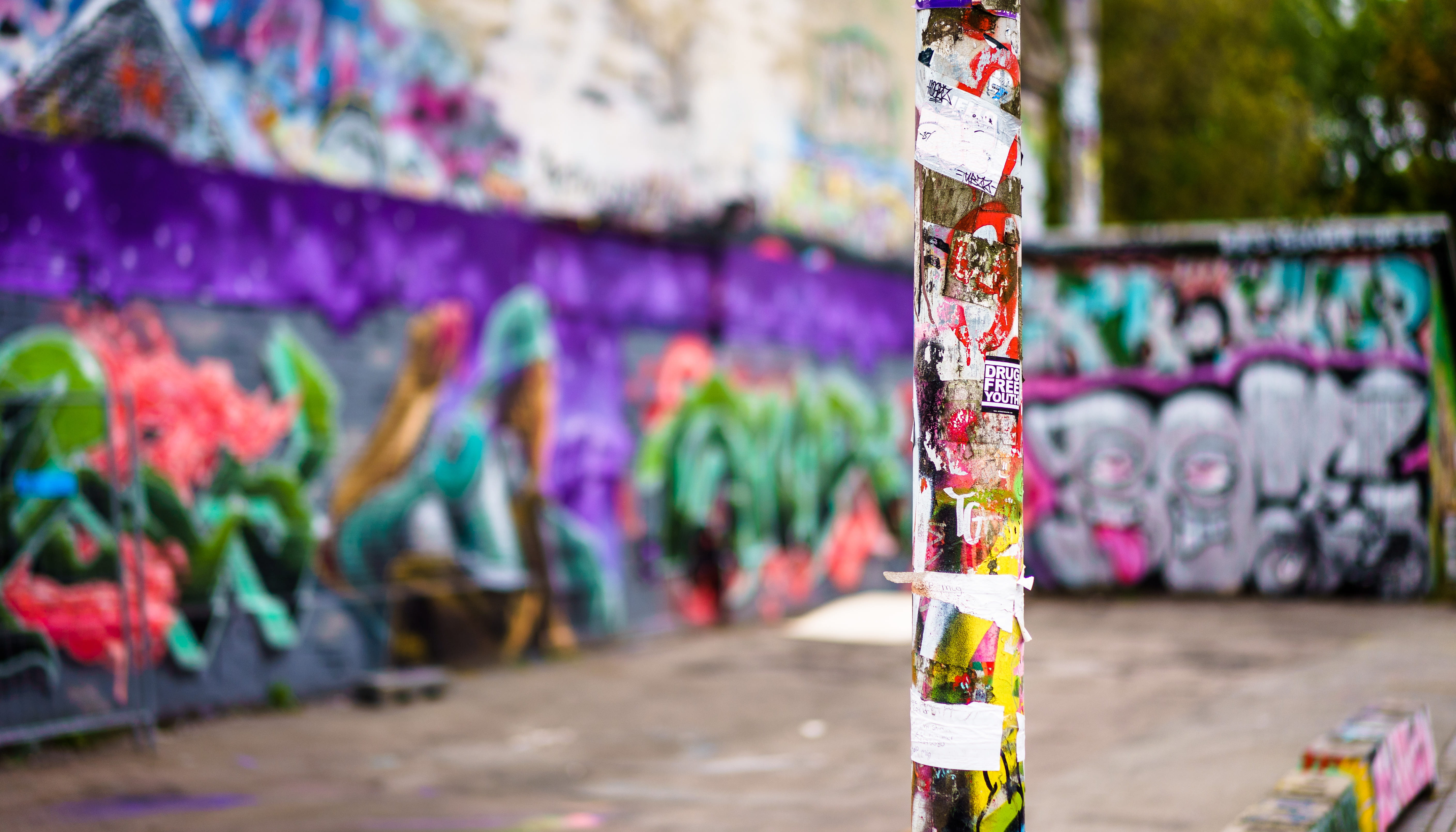 craft, lanyard, architecture, multicolored, wall - building feature, focus on foreground, rod, outdoors, built structure, creativity, art and craft, multi colored, HD Wallpaper