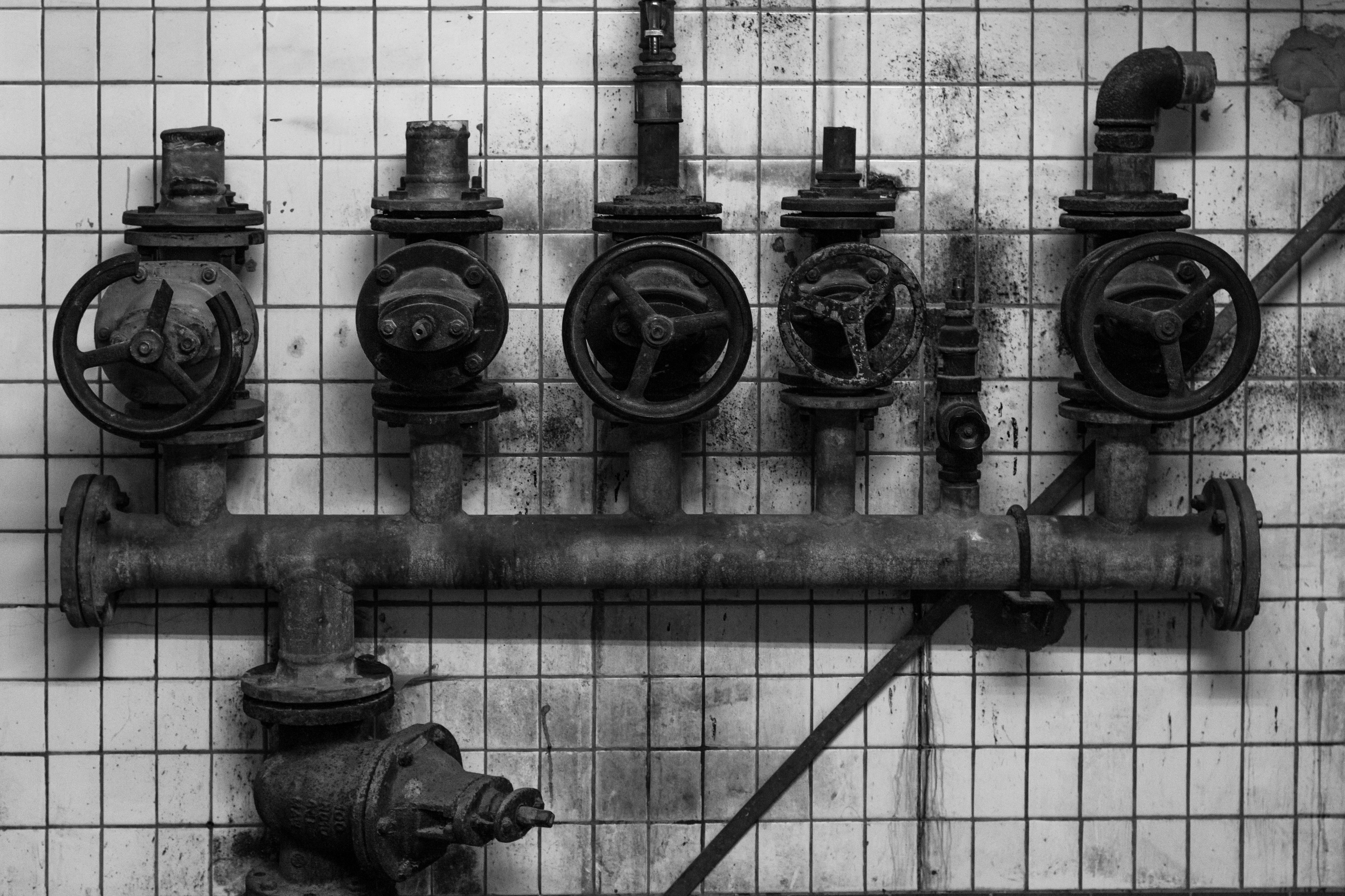 pipe - tube, steel, machine valve, valve, wall - building feature, creepy, old, setting, technical devices, mechanics, lever, architecture, machine, wheel, HD Wallpaper