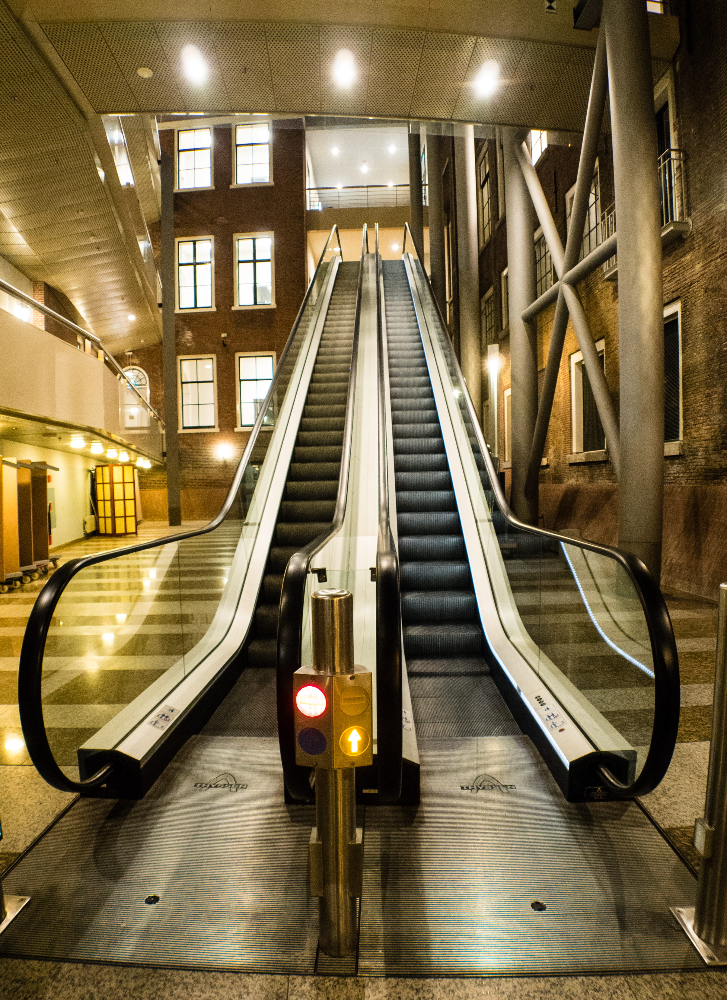 binnenhof, connection, tweede kamer, staircase, netherlands, diminishing perspective, illuminated, house of commons, steps and staircases, motion, empty, Phone HD Wallpaper