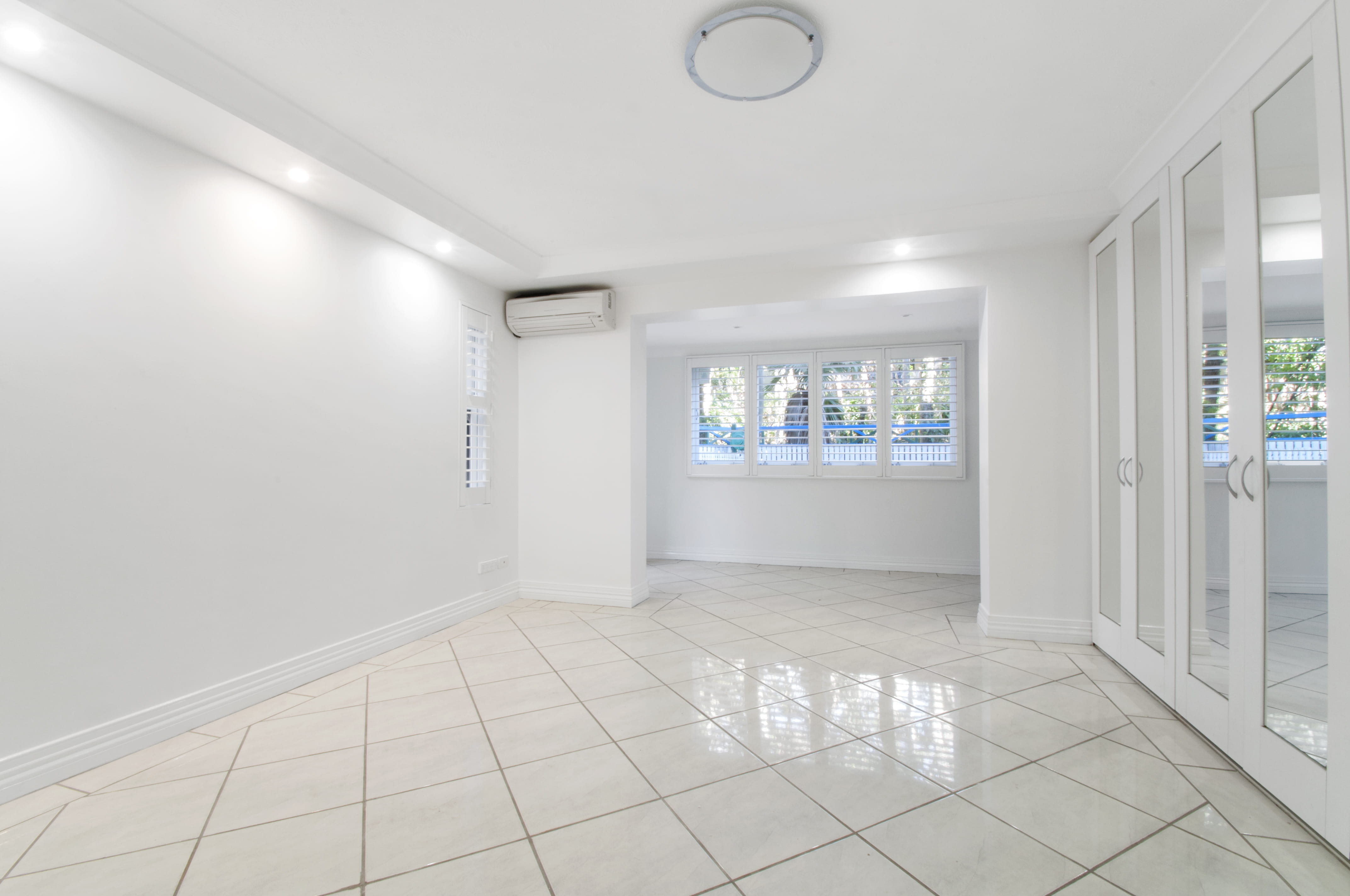 4K, lobby, living room, hall, home interior, door, white color, indoors, flooring, ceiling, window, tile, building, no people, empty, empty room, housing, HD Wallpaper