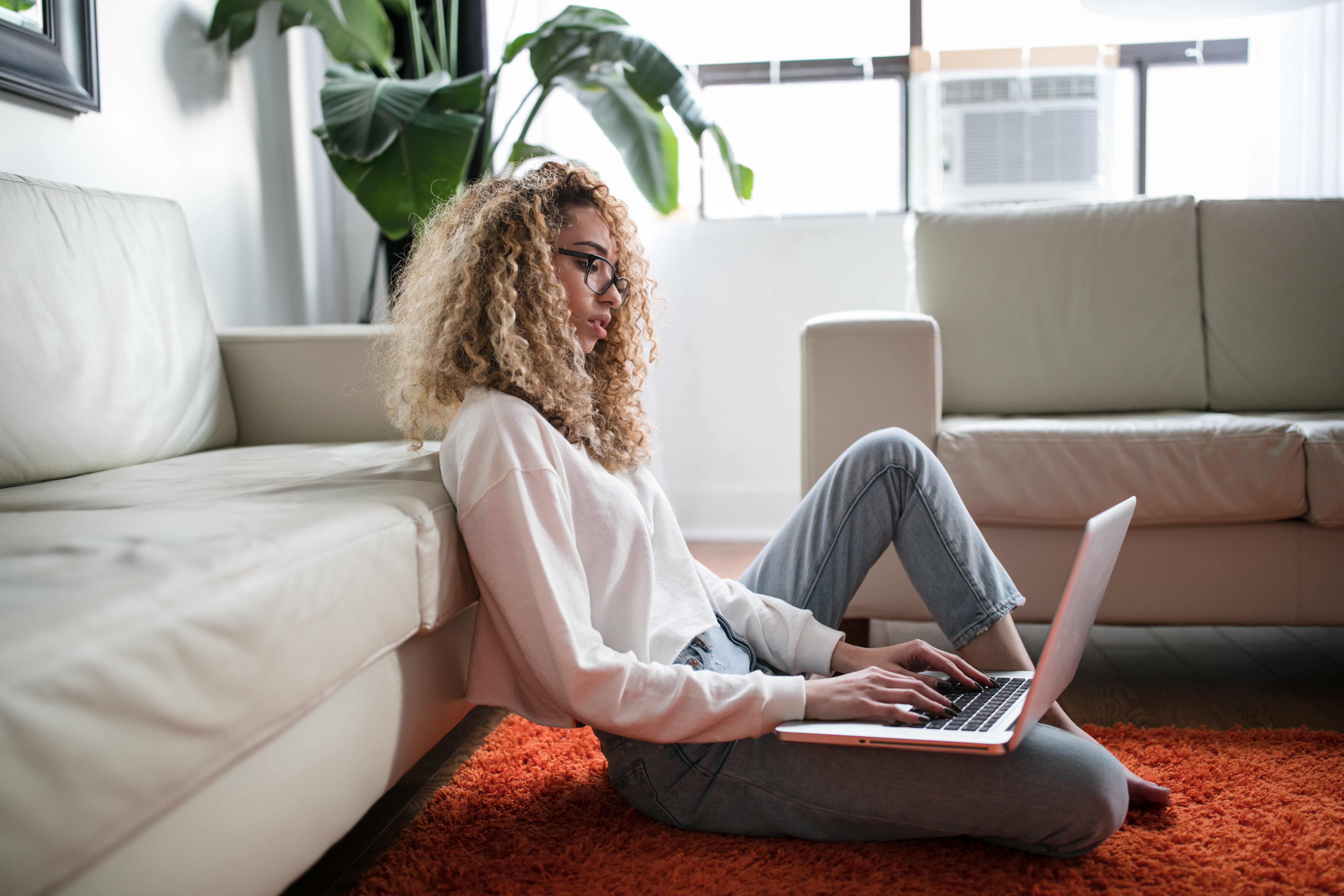 domestic life, interior, blond hair, connection, hairstyle, computer, furniture, living room, communication, person, woman, screen, laptop, technology, HD Wallpaper