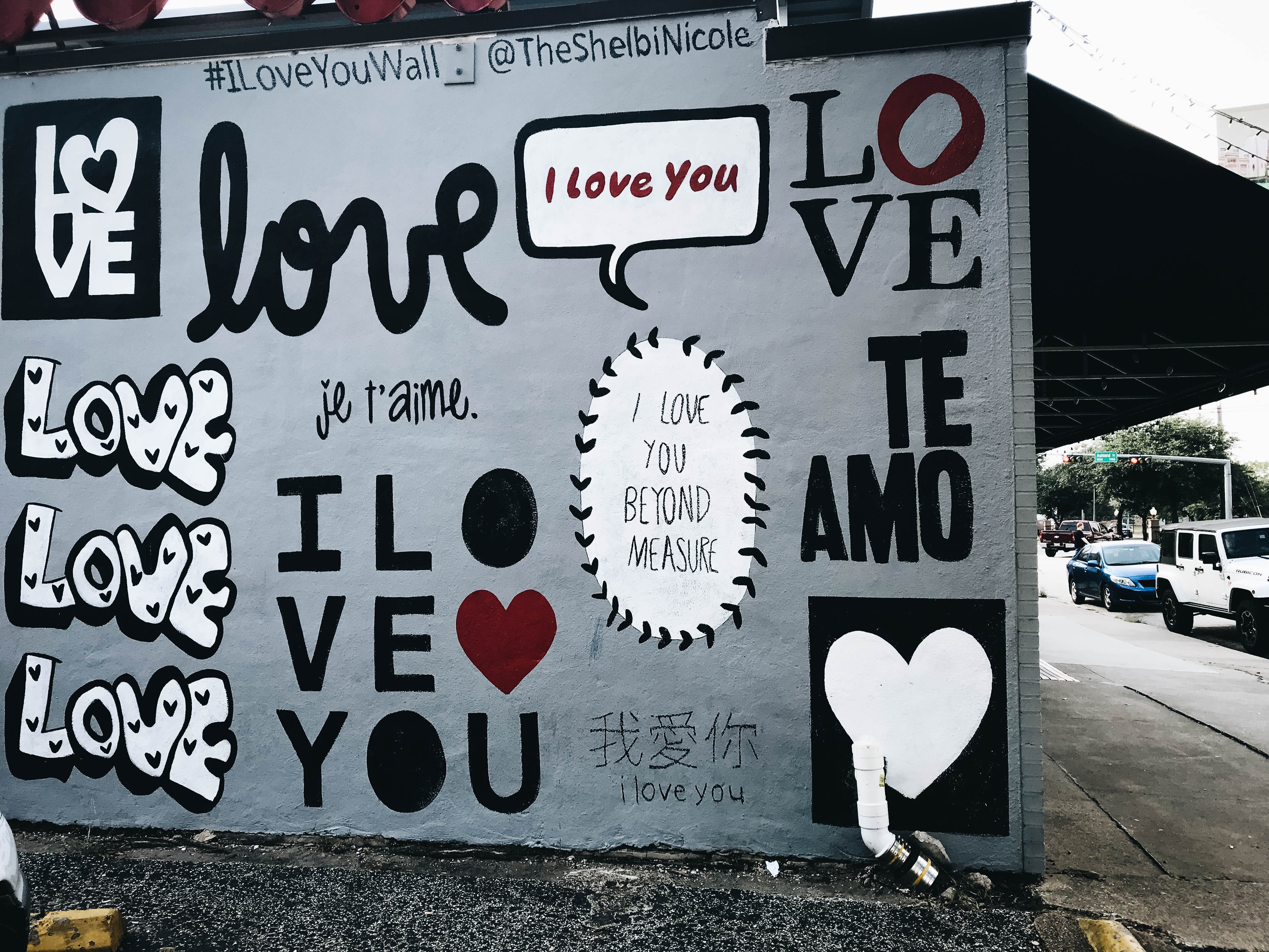 whie, art, gray, architecture, transportation, day, sign, 4K, communication, wall, mural, no people, script, white, built structure, text, graffiti, speech bubble, HD Wallpaper