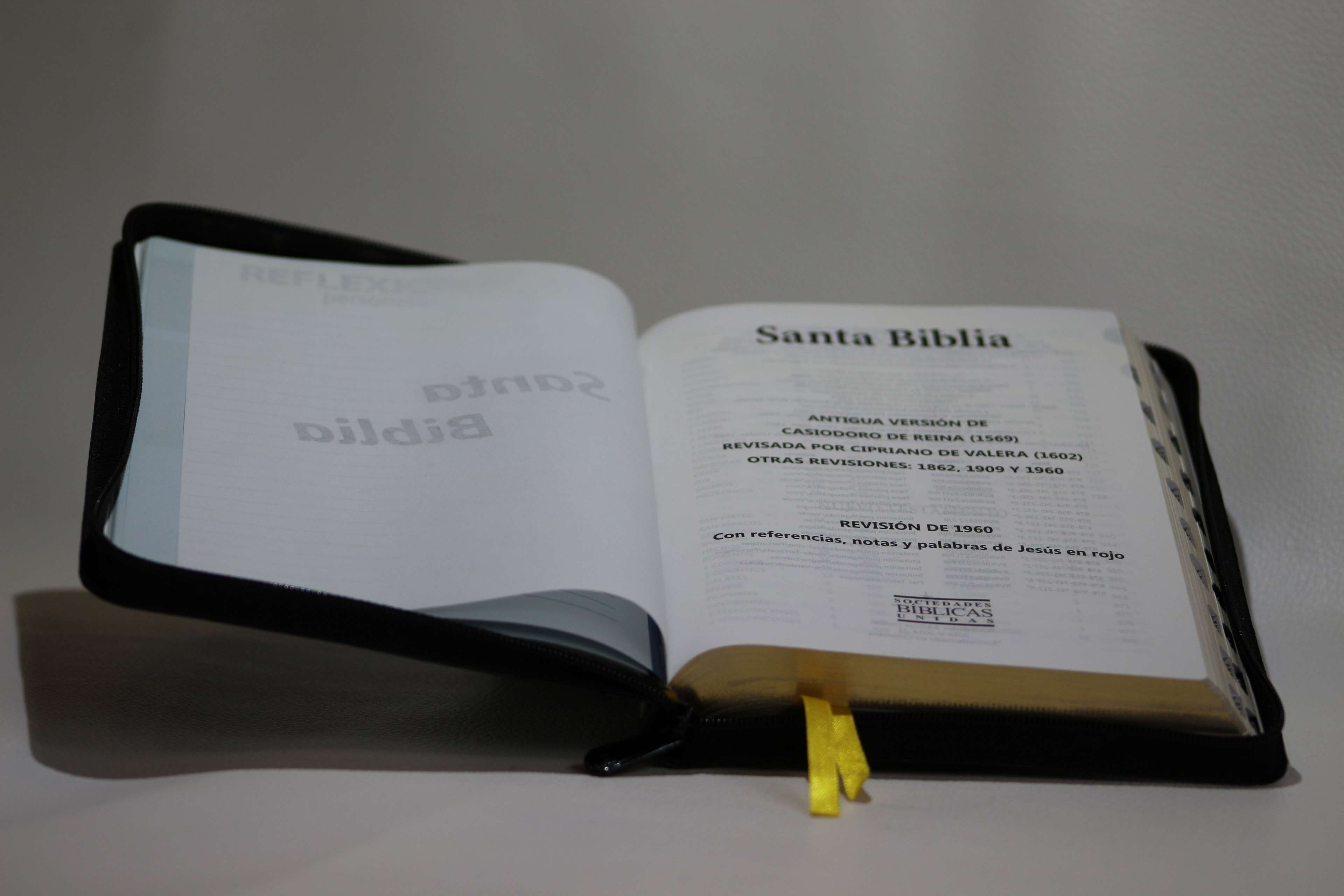 high angle view, still life, communication, close-up, biblia, gray background, 4K, no people, note pad, gray, reina valera, text, holy bible, santa biblia, HD Wallpaper