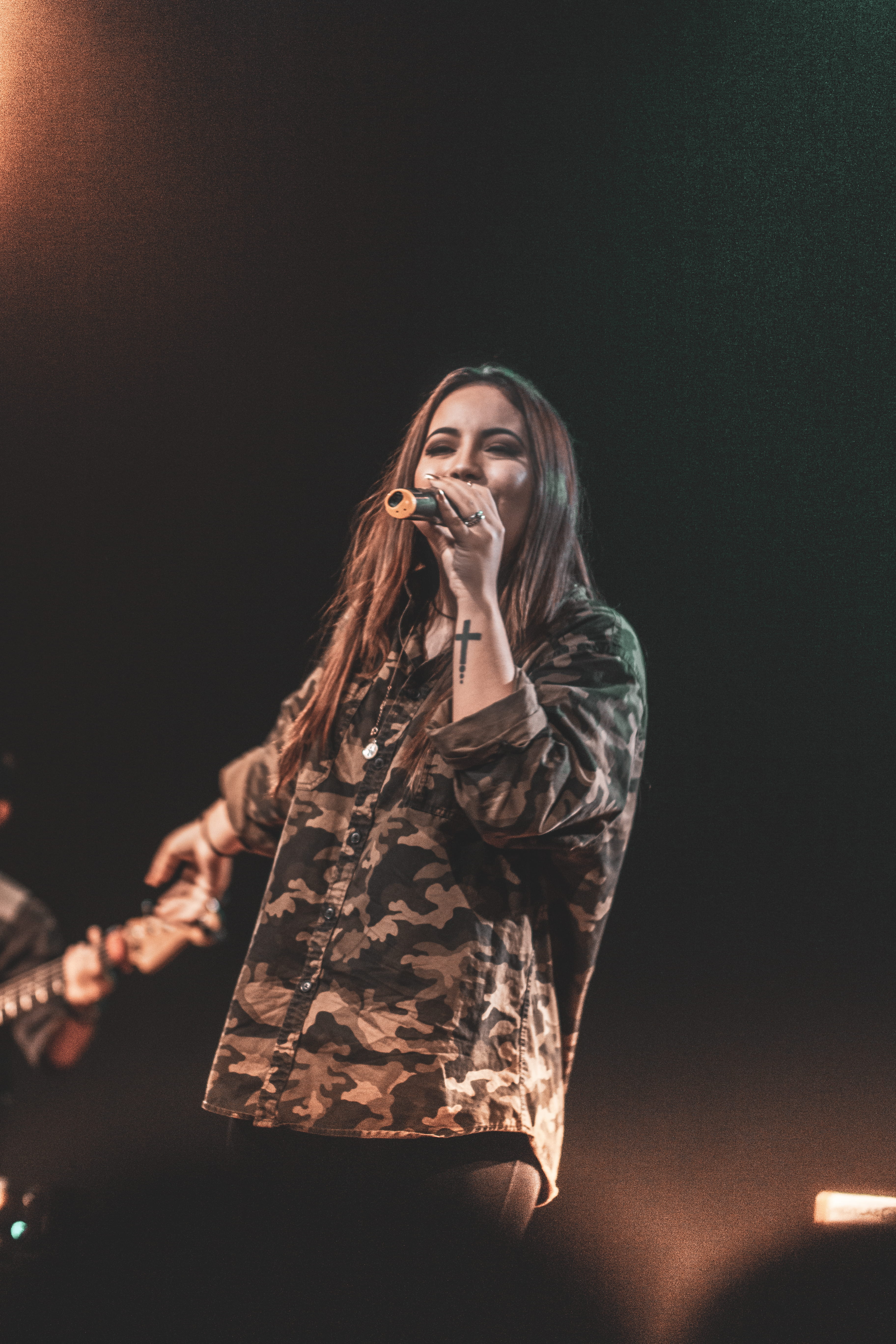 adorando, arts culture and entertainment, alabando, music, women, Church, one person, worship, indoors, lifestyles, microphone, Jesus, input device, 5K, Phone HD Wallpaper