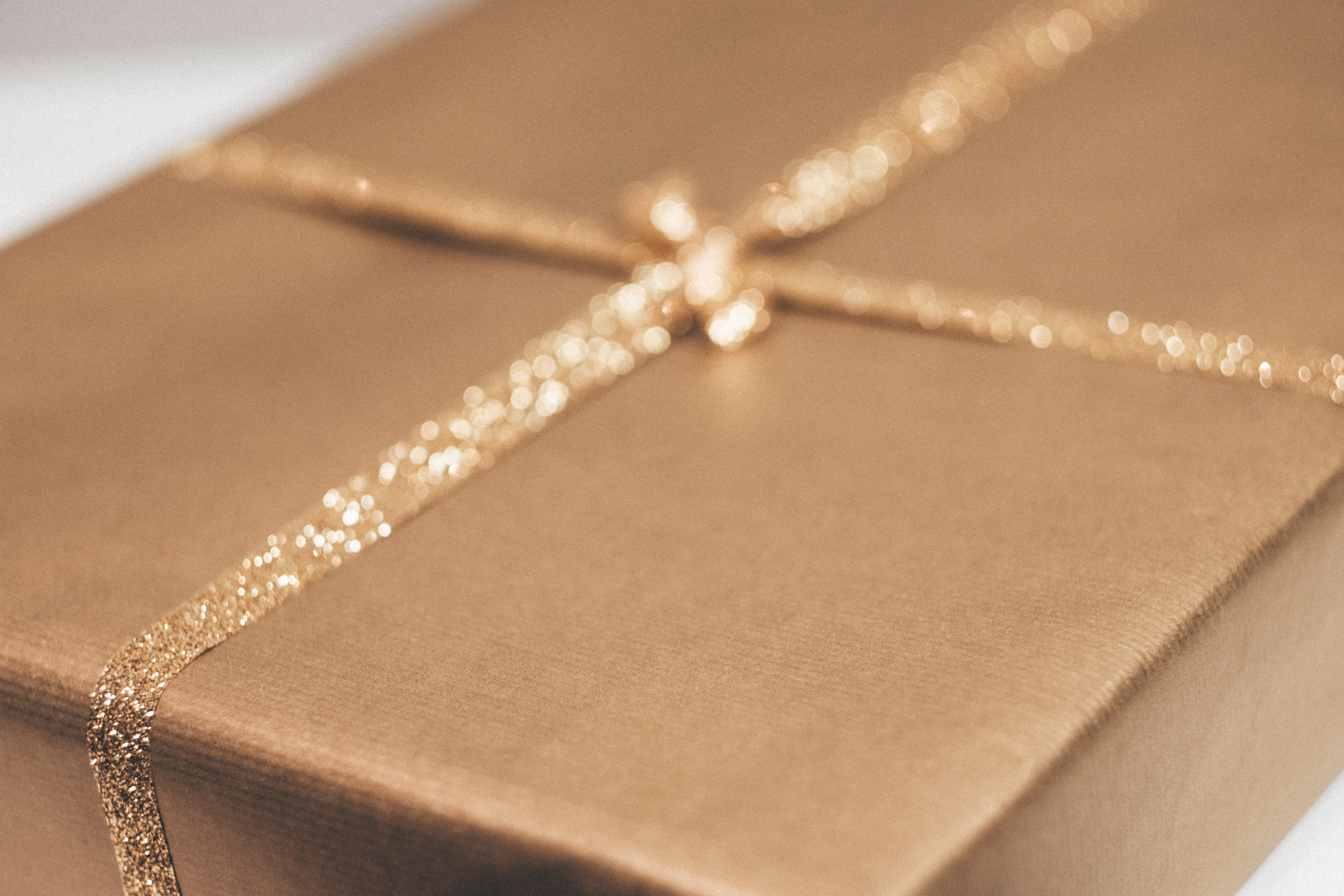 5K, silver, single object, ribbon - sewing item, indoors, jewelry, presents, gold, corrugated, necklace, box - container, gray, birthday present, no people, HD Wallpaper