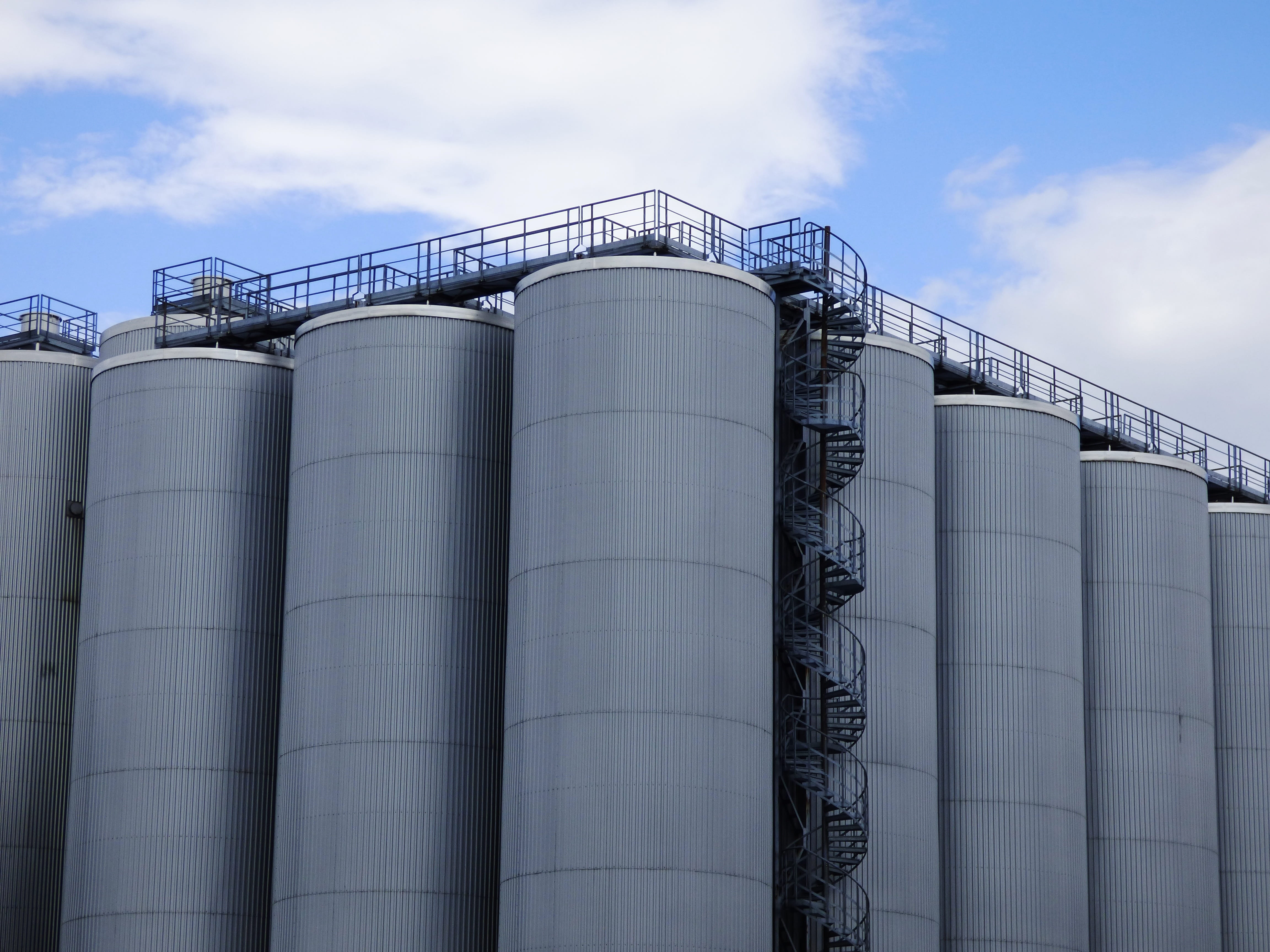 machine production line, Brewery, refinery, fuel and power generation, no people, the device, low angle view, buildings, Tychy, blue, storage tank, day, HD Wallpaper
