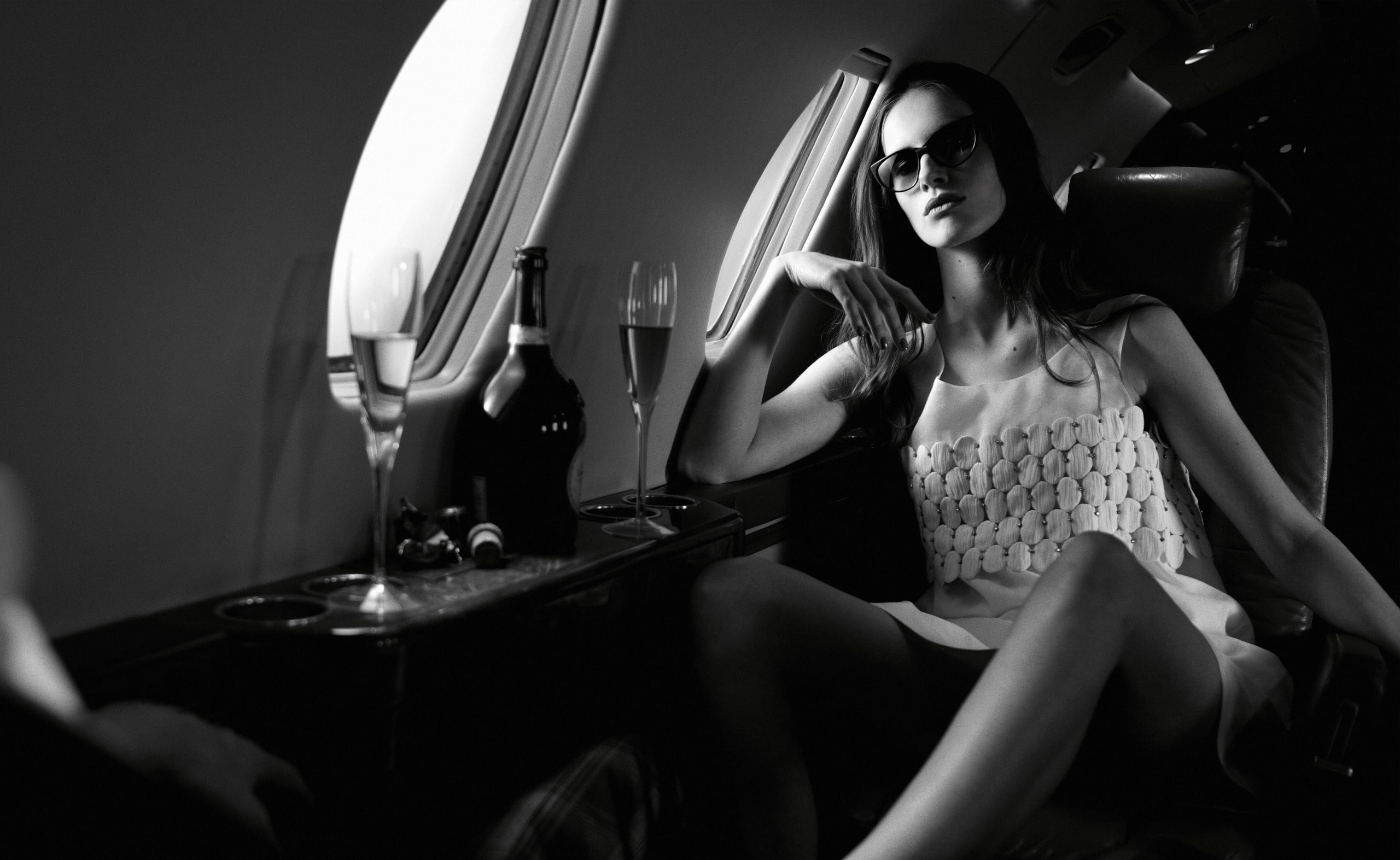 2K, dress, beautiful woman, beauty, nightlife, young women, glamour, sleeveless, s, indoors, drink, glass, happy hour, food and drink, Black and White, HD Wallpaper
