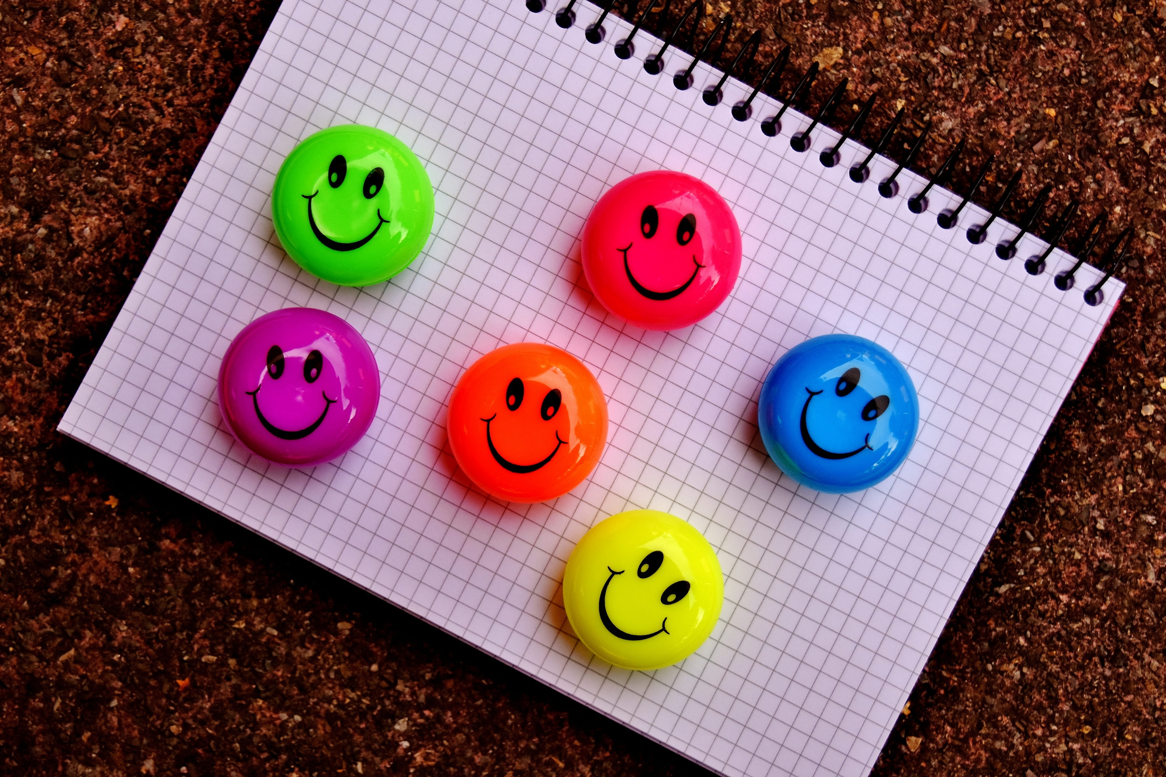 fun, anthropomorphic face, anthropomorphic, cute, directly above, face, funny, Smilies, colorful, multi colored, high angle view, emotions, six, paper, HD Wallpaper