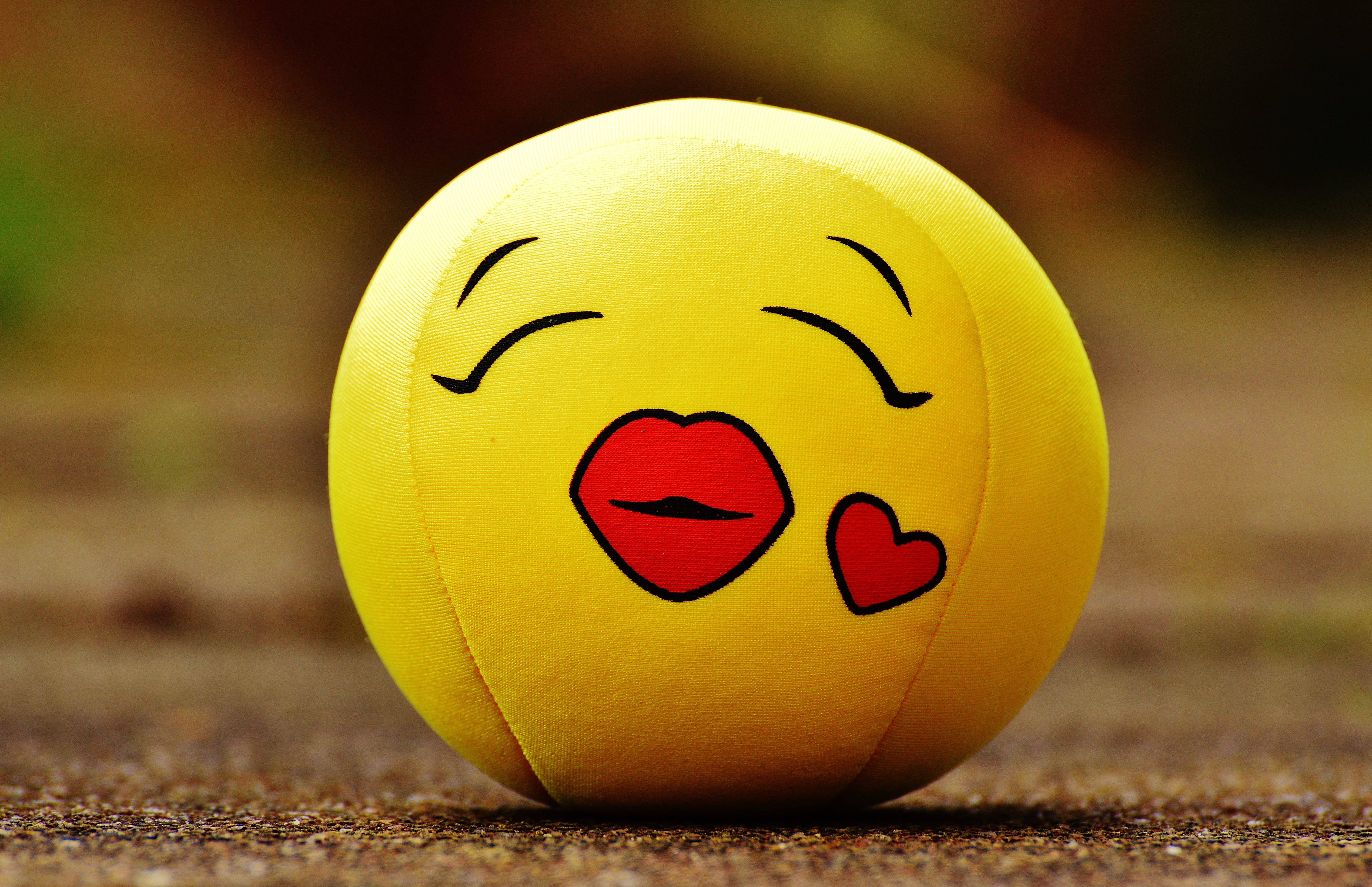 funny, 5K, cute, ball, valentines day, anthropomorphic, human representation, no people, humor, single object, fabric, focus on foreground, yellow, Kiss, HD Wallpaper