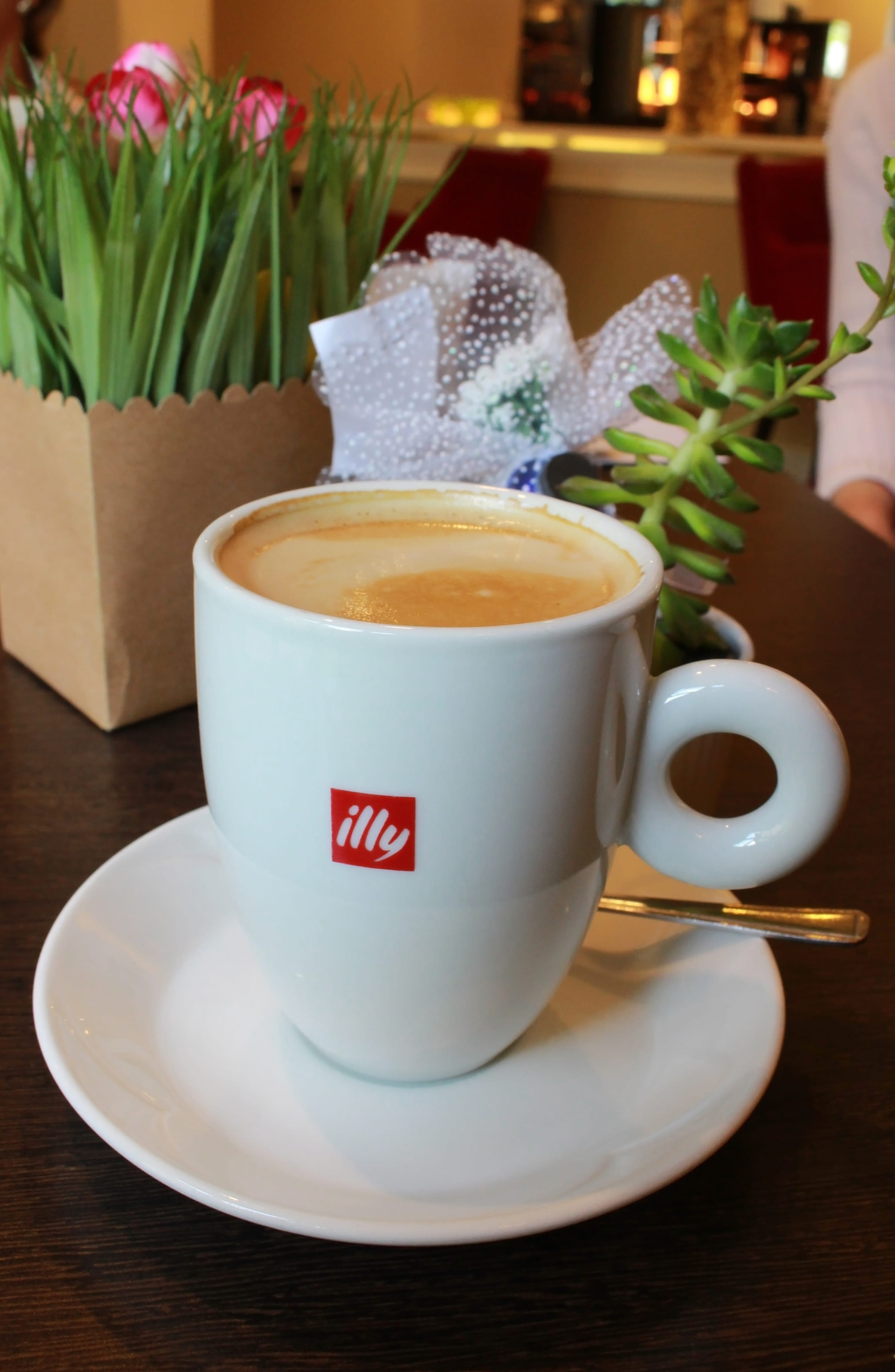 indoors, table, coffee - drink, cafe, coffee, coffee cup, freshness, cup, 2K, crockery, italy, hotel, editorial, refreshment, branded, drink, saucer, company, Phone HD Wallpaper