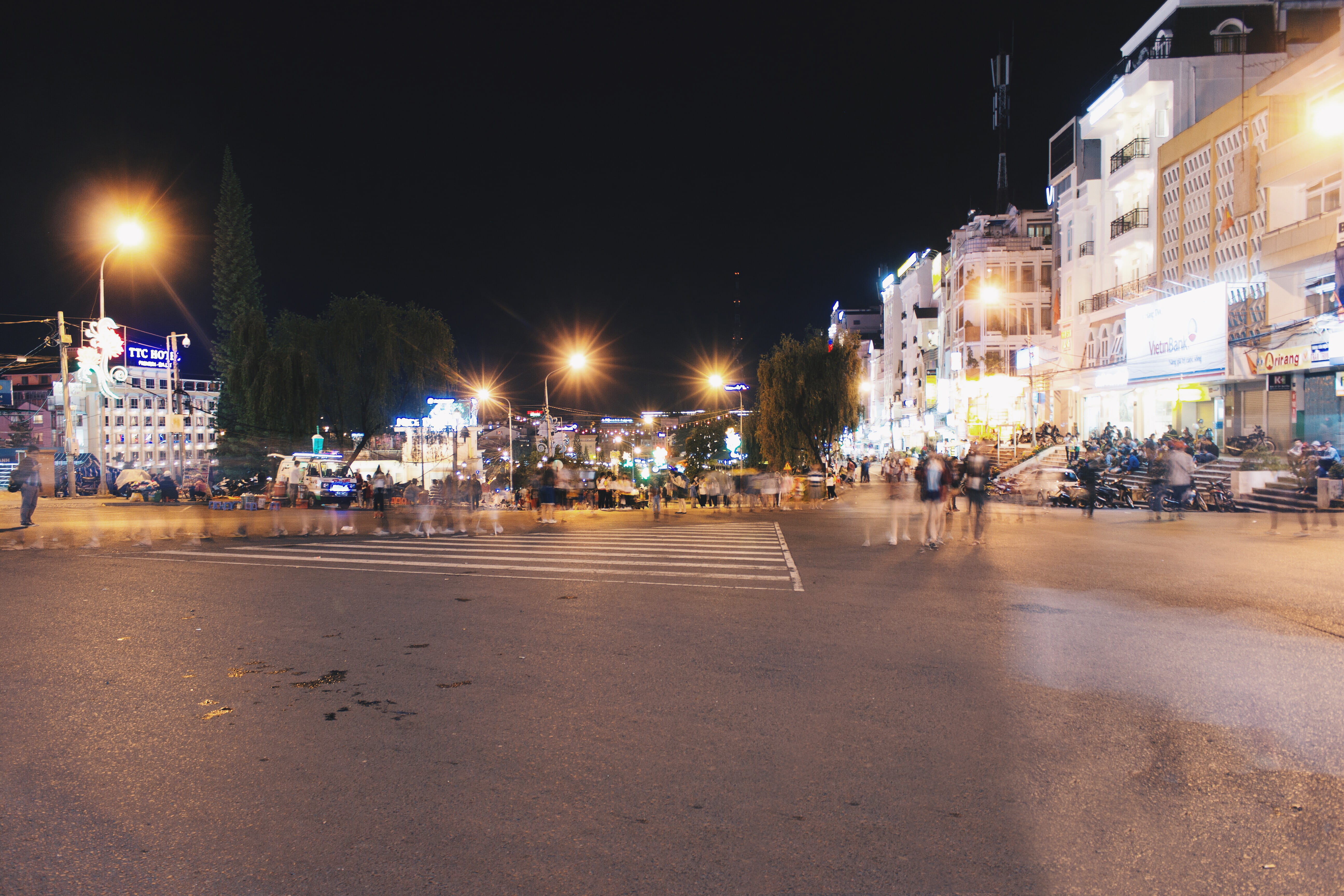nature, building, lighting equipment, 5K, love, night, landscape, built structure, street light, city, group of people, crowd, large group of people, dalat, HD Wallpaper