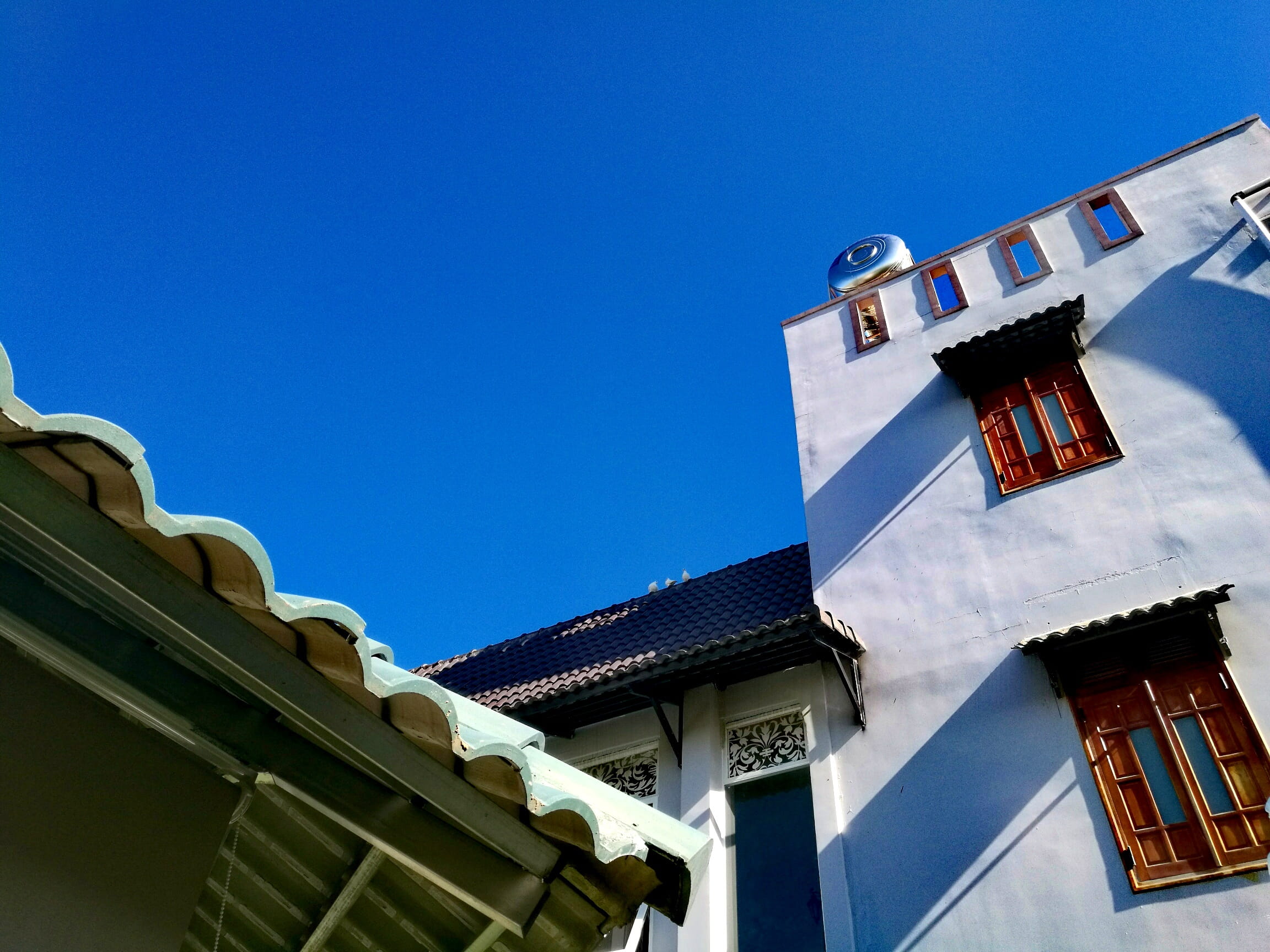 nature, sunny, residential district, sunlight, balcony, built structure, day, 1080P, building, dalat, architecture, copy space, vietnam, clear sky, low angle view, HD Wallpaper