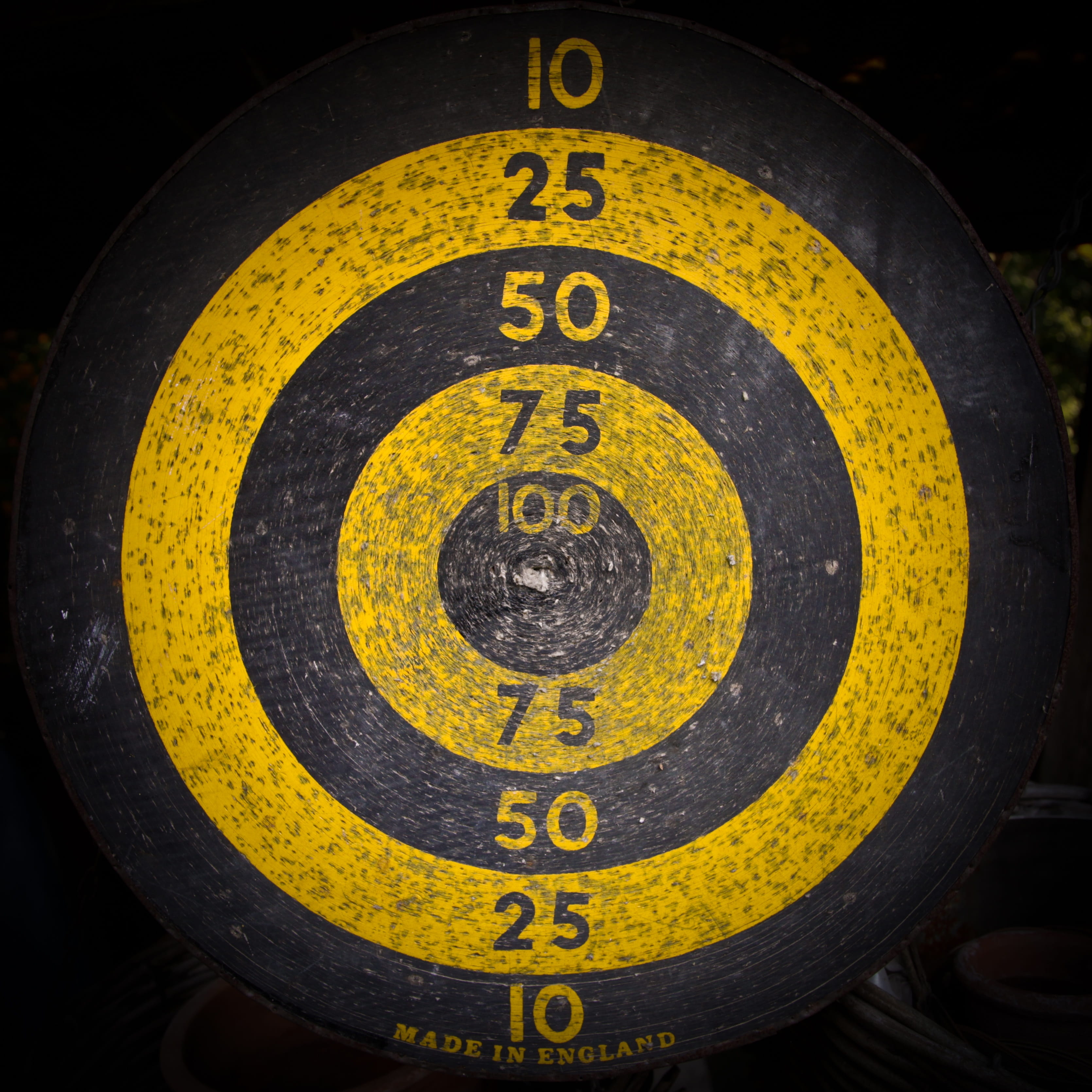 communication, delivering, black color, play darts, outdoors, no people, day, target, middle, shape, disc, text, number, accuracy, yellow, board, bulls eye, Phone HD Wallpaper