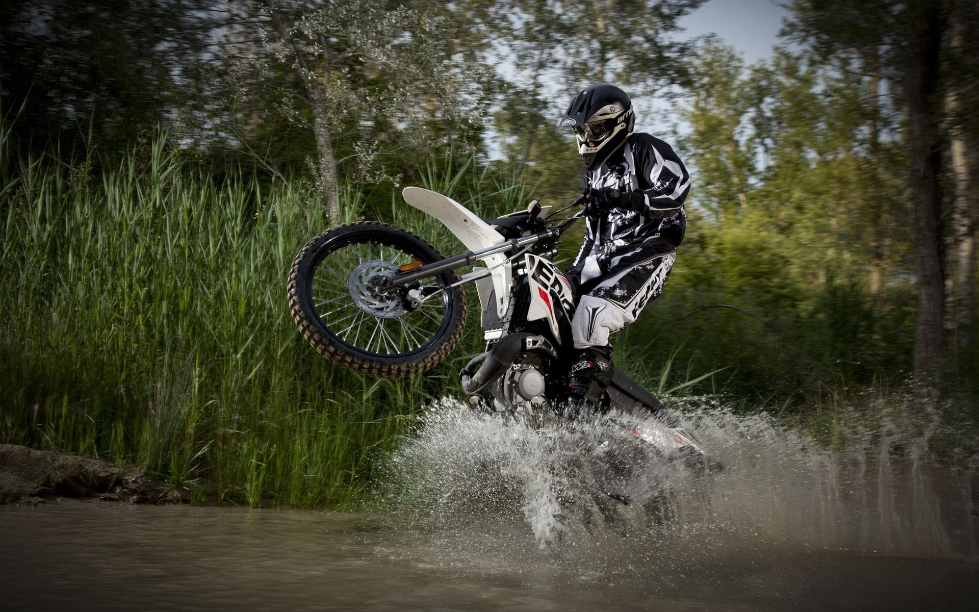motocross, extreme, bike, 1080P, motorcycle, race, dirt, river, obstacle, white, black, sports, HD Wallpaper