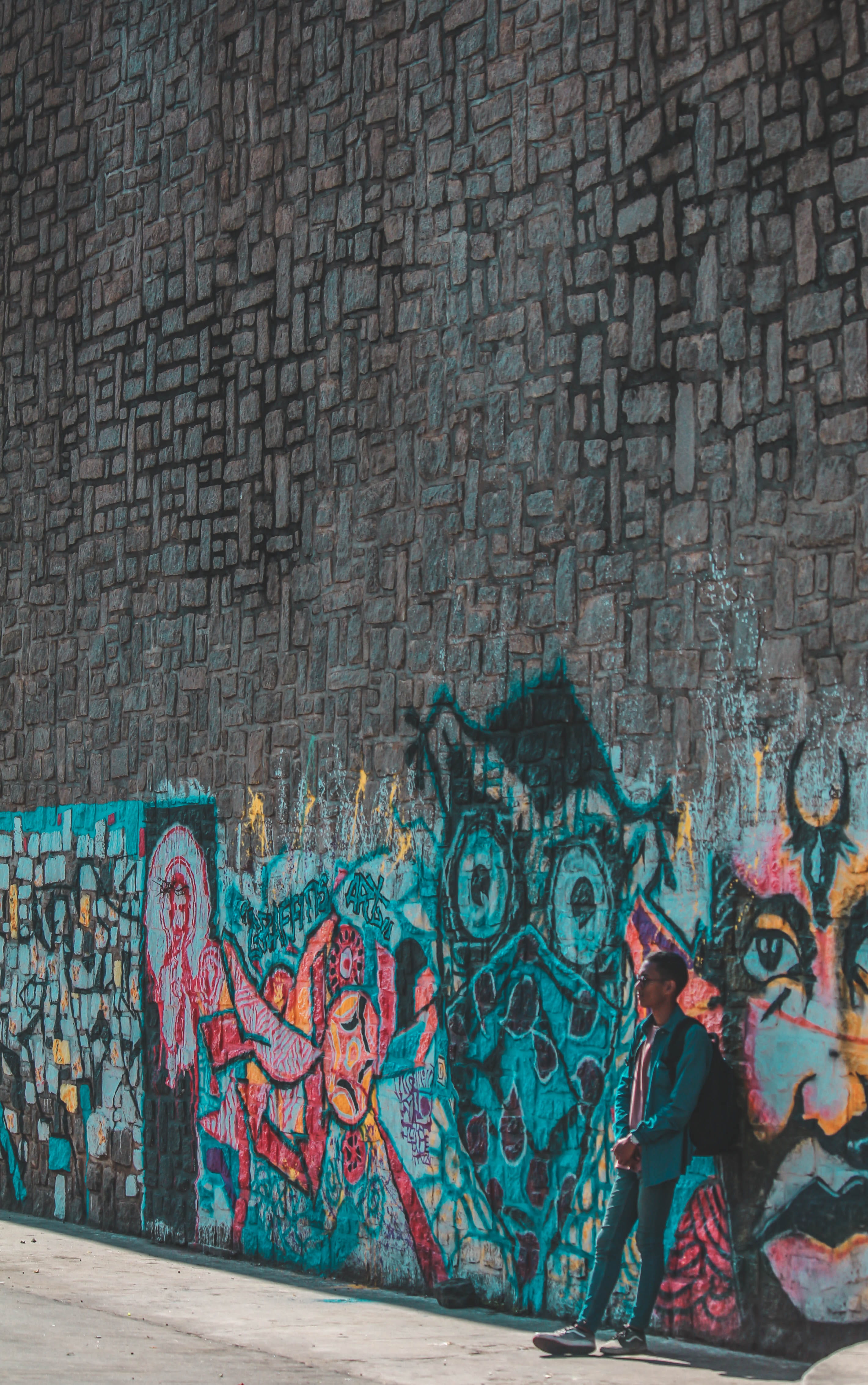stone, 4K, street, brickwall, human representation, multi colored, full length, art and craft, wall - building feature, pattern, real people, mural, building, Phone HD Wallpaper