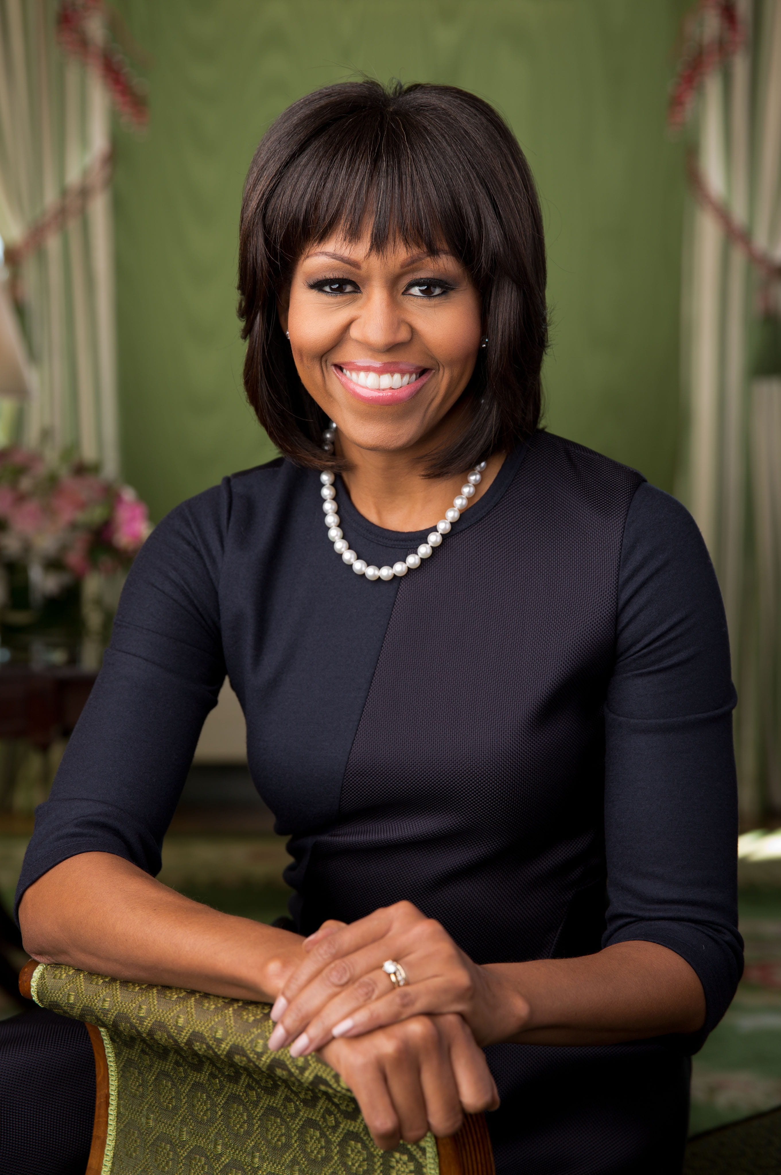 barack hussein obama, portrait, one person, beautiful woman, charming, hand, real people, official portrait, michelle, writer, obama, born michelle lavaughn robinson, Phone HD Wallpaper