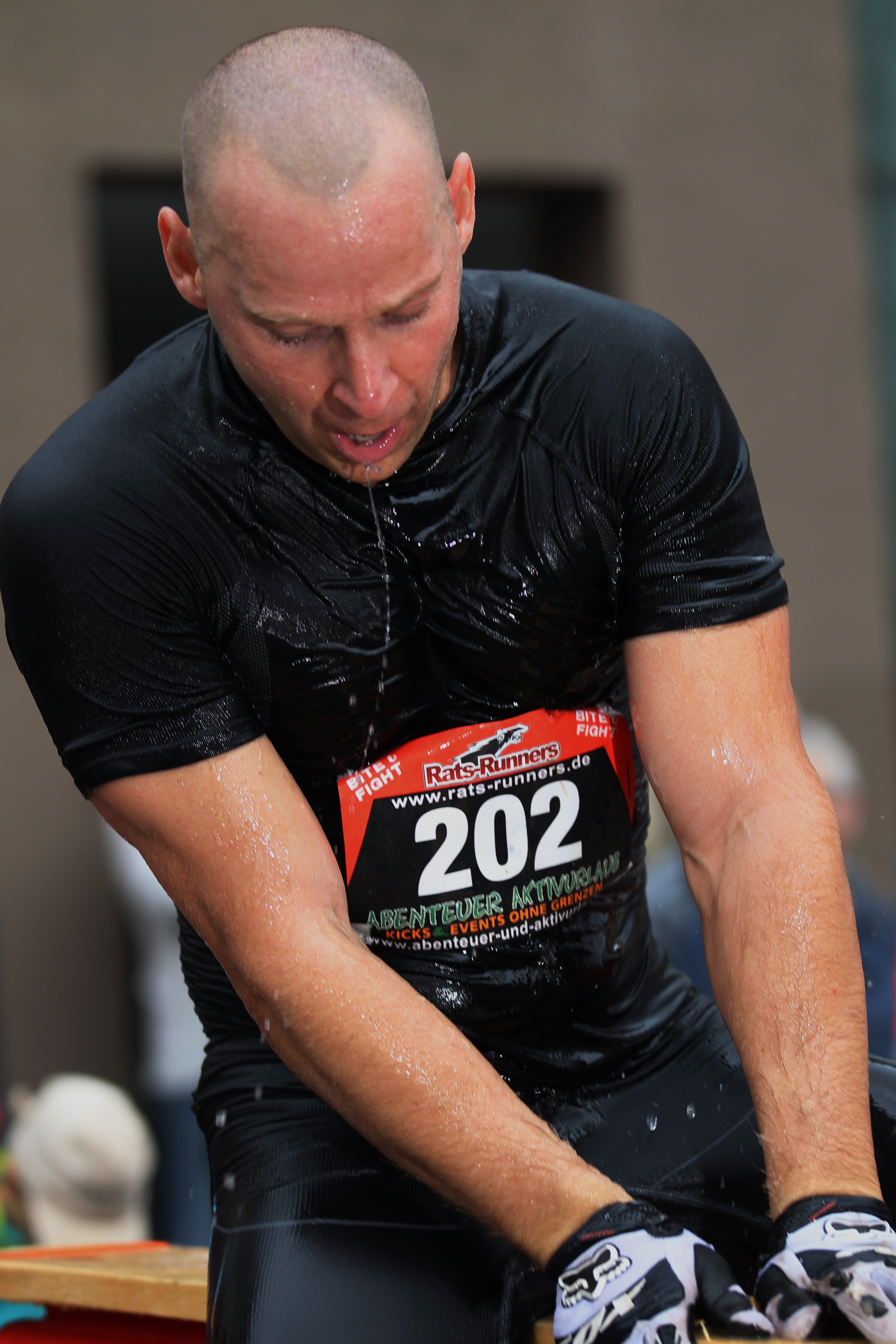 strongman, cross country, trail run, run, extreme running, smiling, indoors, casual clothing, males, mudrun, three quarter length, happiness, one person, Phone HD Wallpaper