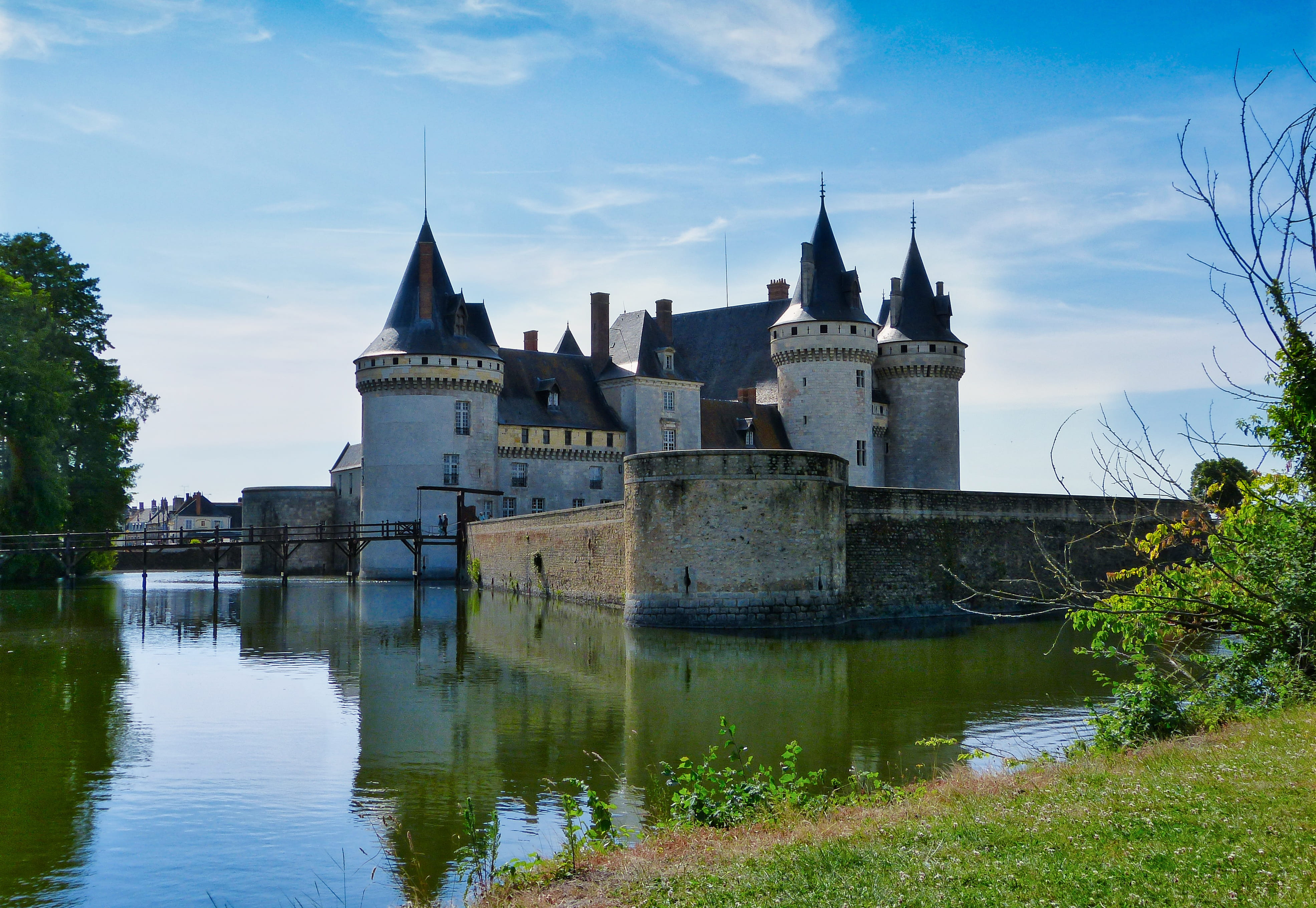 building, 4K, travel destinations, france, no people, gothic, outdoors, day, river, cloud - sky, built structure, water, building exterior, plant, history, HD Wallpaper