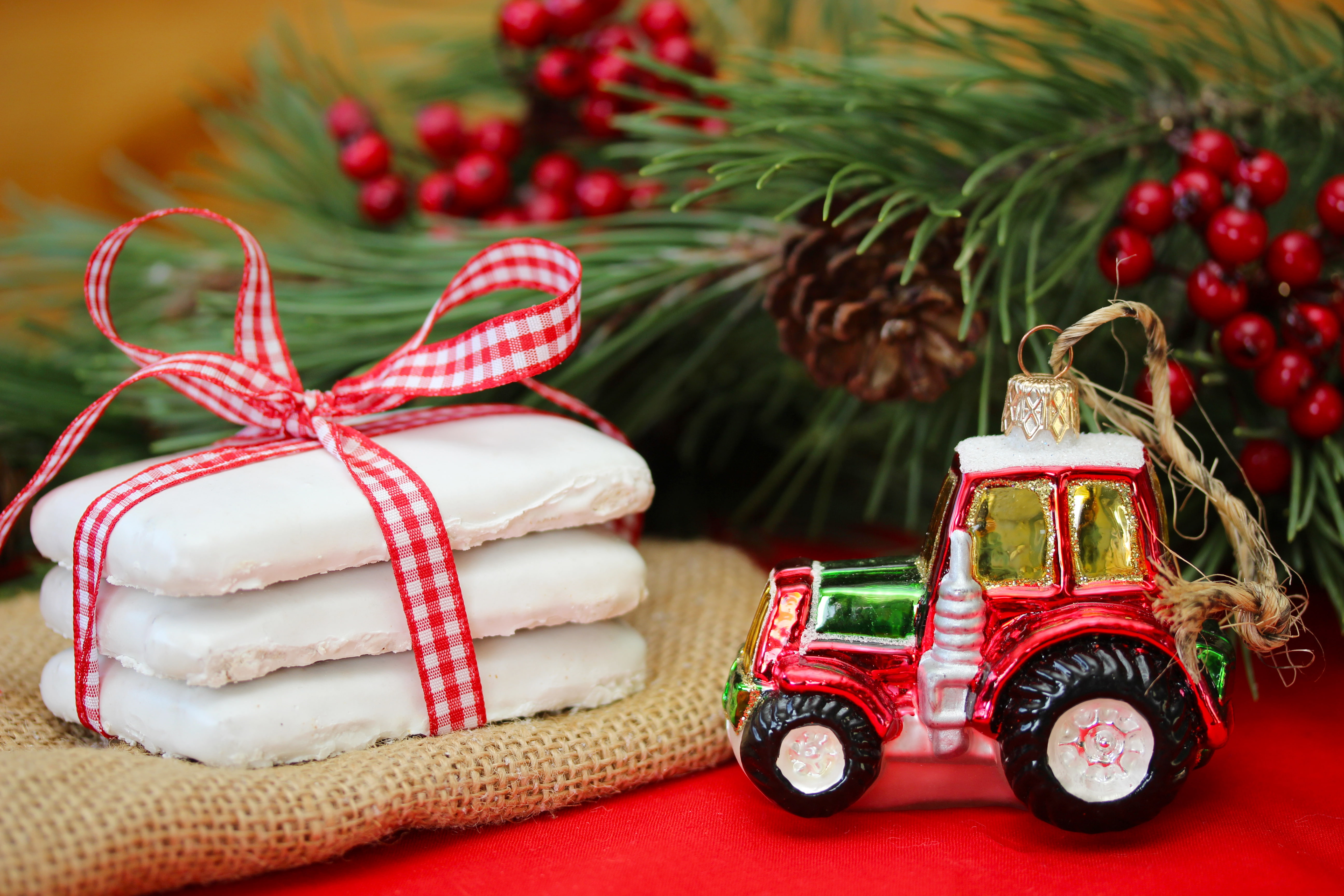 Christmas, green, holidays, tractor, spruce, cookies, cakes, toy, glaze, 5K, red, decor, ribbon, bumps, stars, New Year, hanging, branch, HD Wallpaper
