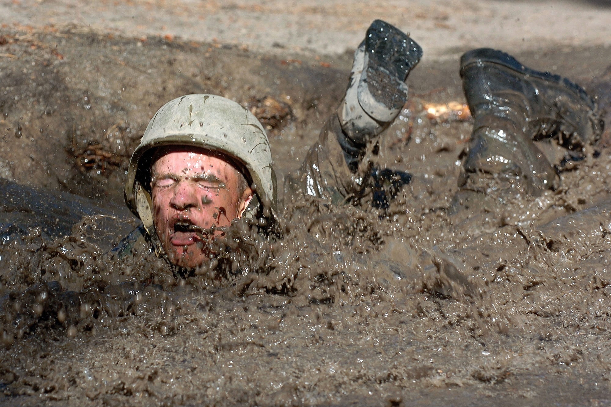 adult, boots, males, dirt, motion, mud, 1080P, fitness, young adult, people, effort, men, man, overcome, headshot, soldier, active, helmet, nature, training, HD Wallpaper