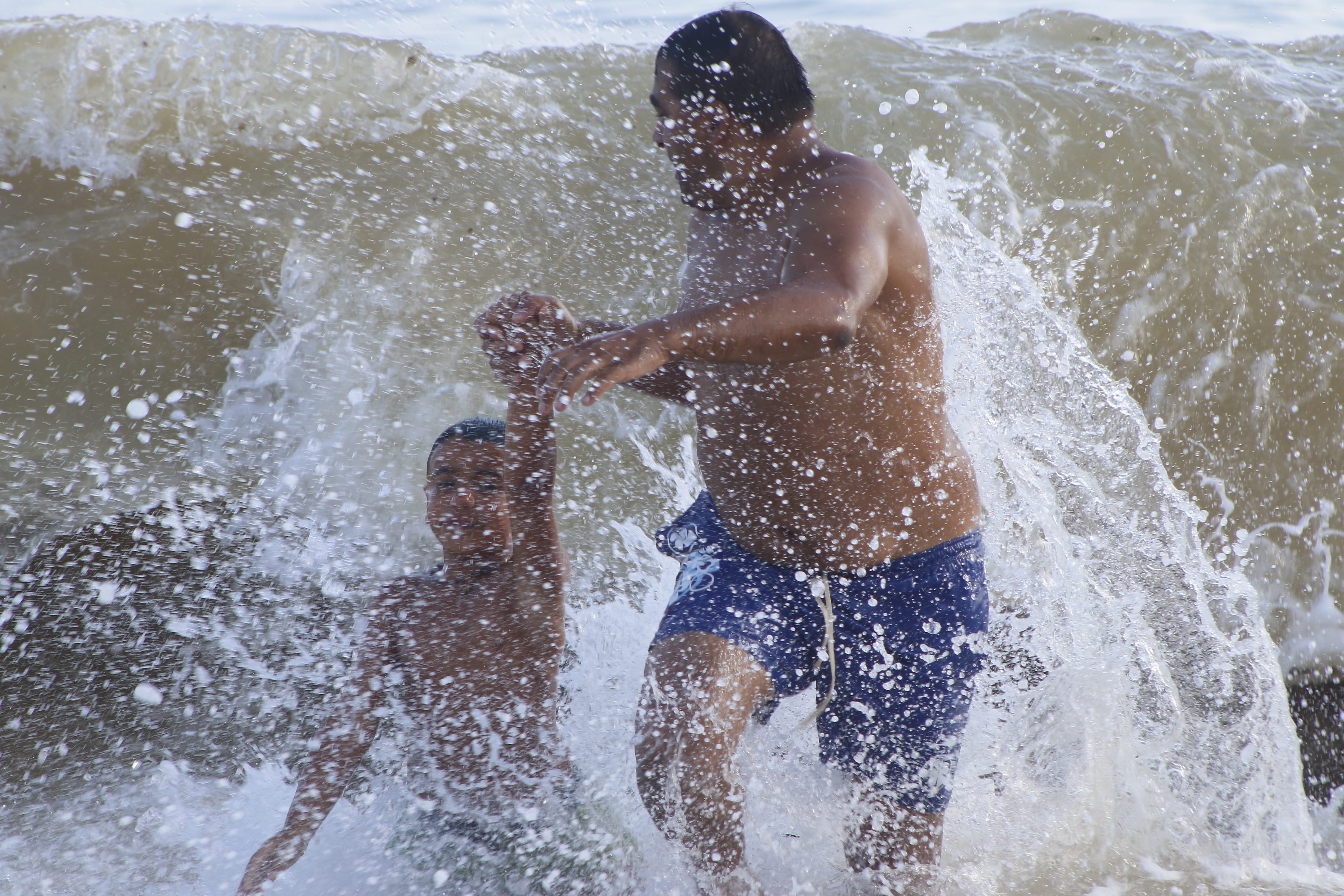 splashing, child, son, motion, nature, positive emotion, adult, father, shirtless, Escape, Play, lifestyles, men, males, childhood, father and son, togetherness, HD Wallpaper