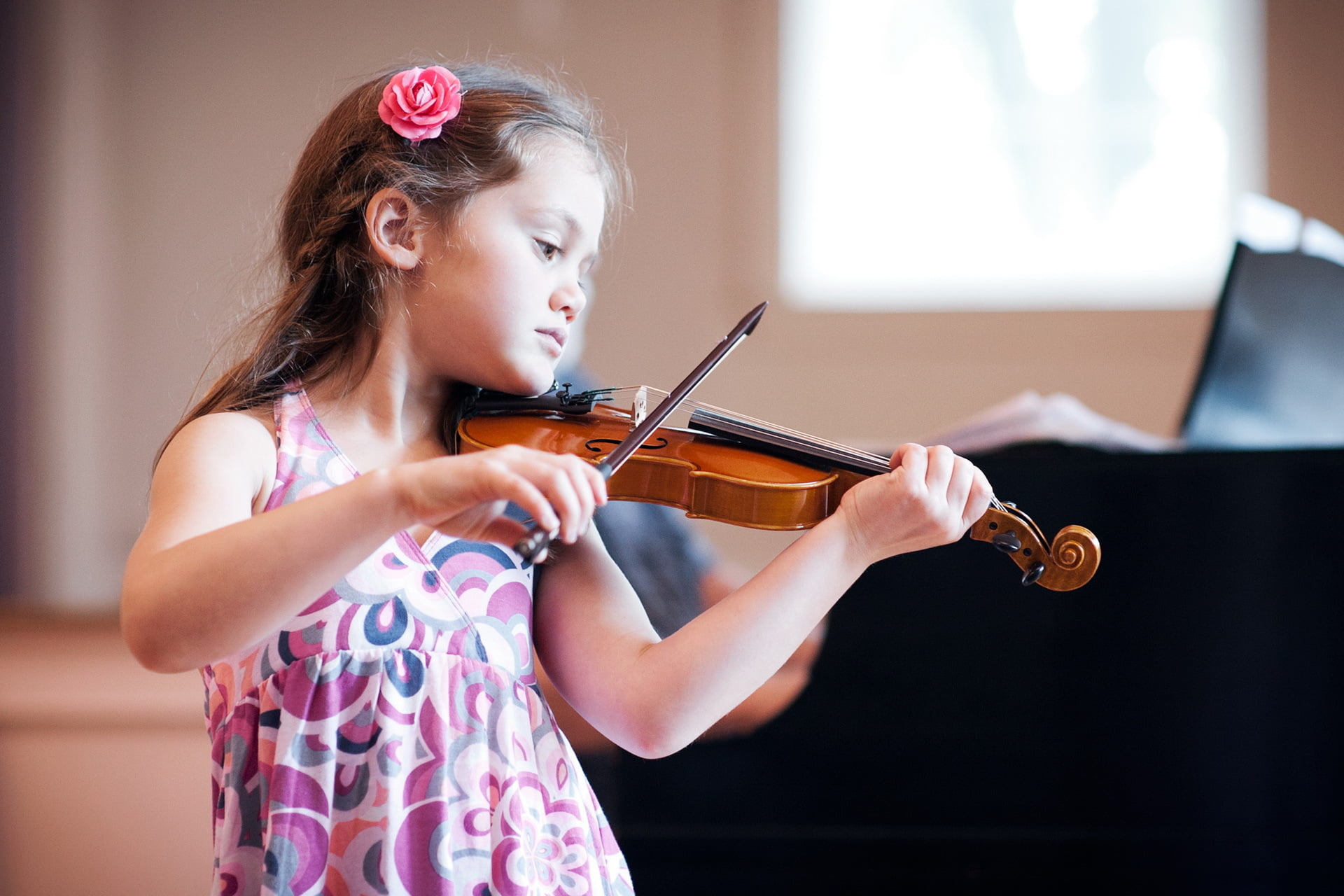 string instrument, girl, violinist, violin, playing, girls, indoors, holding, females, mood, bow - musical equipment, 1080P, skill, hairstyle, musical instrument, HD Wallpaper