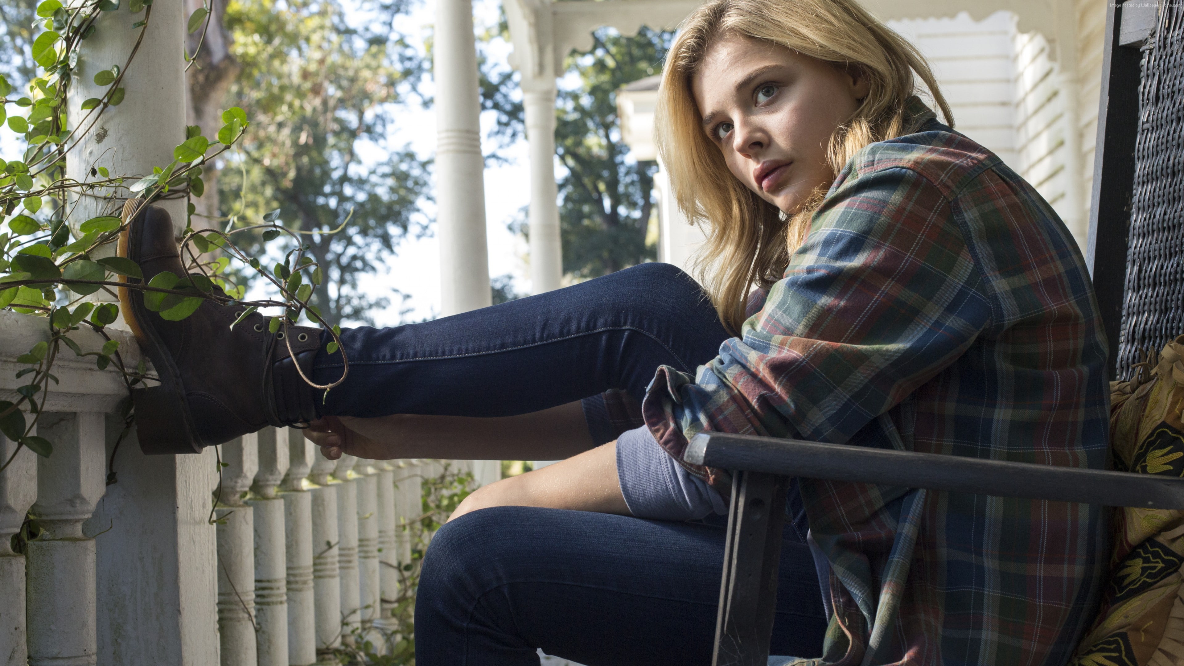 looking, adult, tree, leisure activity, casual clothing, young women, 4K, outdoors, actress, plant, Chloë Grace Moretz, sitting, hairstyle, real people, HD Wallpaper