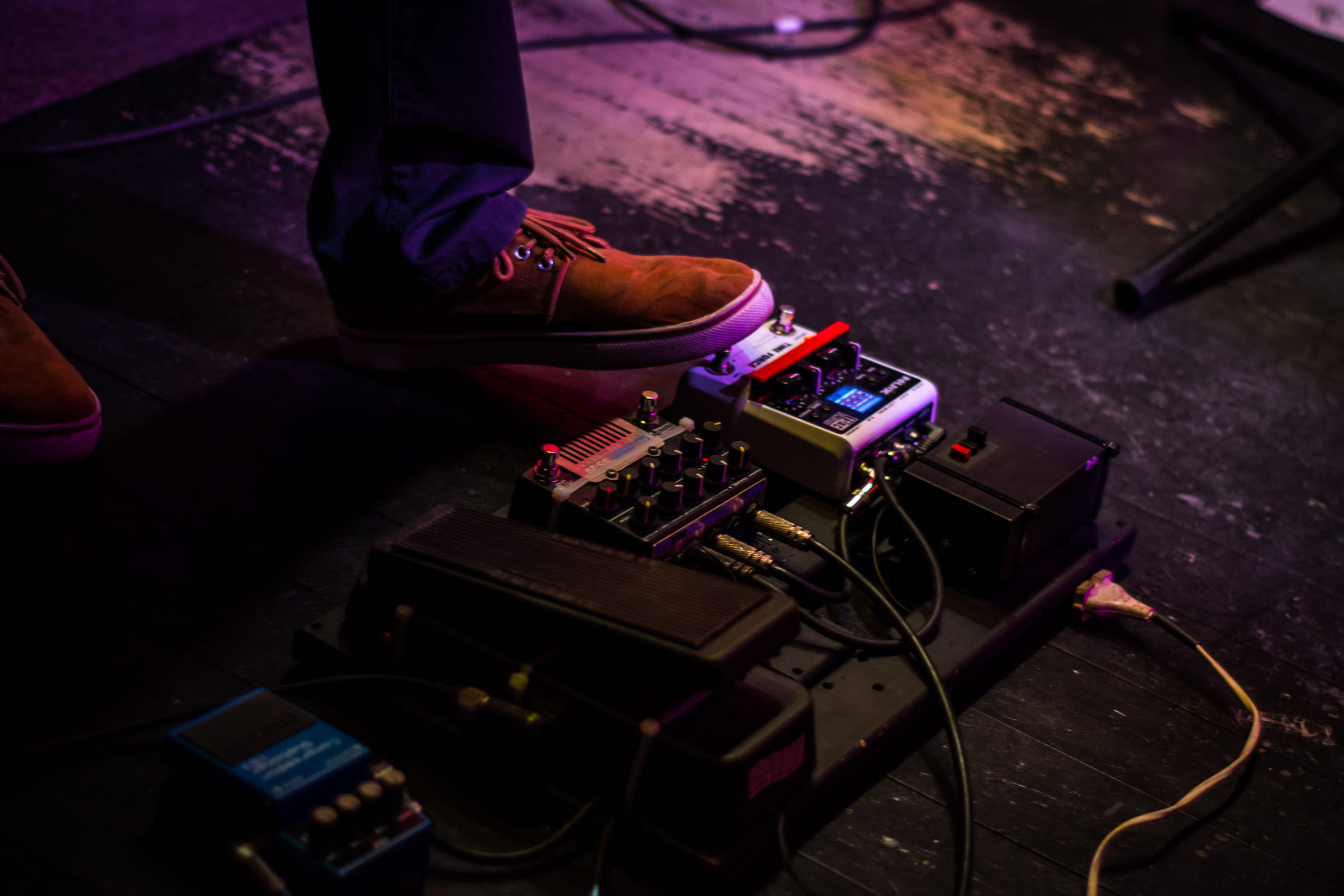 indoors, electrical equipment, 2K, one person, music, audio equipment, electronics, audio, stage, board, shoes, effects, night, event, connection, musical instrument, HD Wallpaper