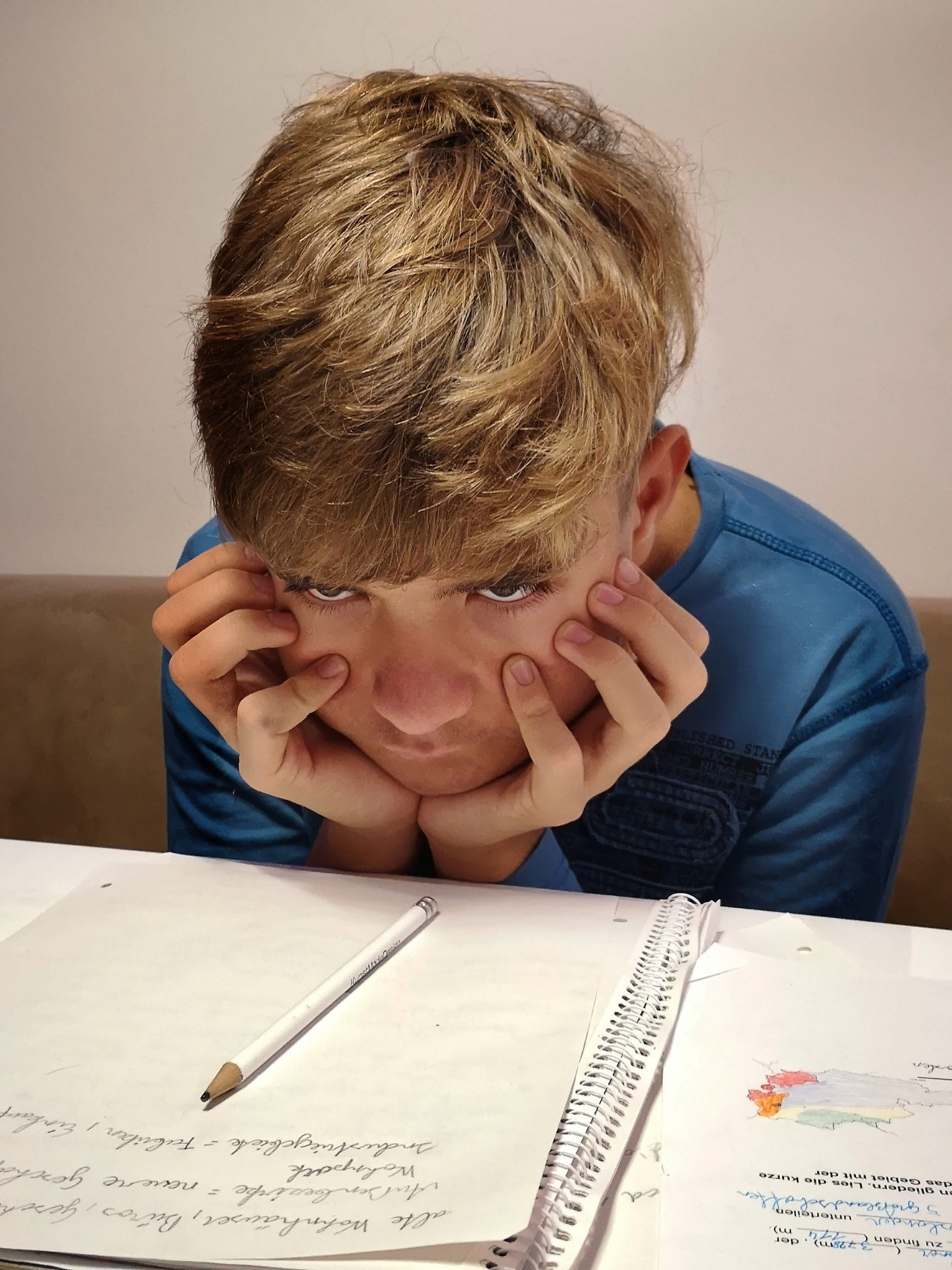 aversion, frustration, pre-adolescent child, paper, learn, headshot, study, students, studying, 4K, emotion, teenager, men, child, boys, real people, front view, Phone HD Wallpaper