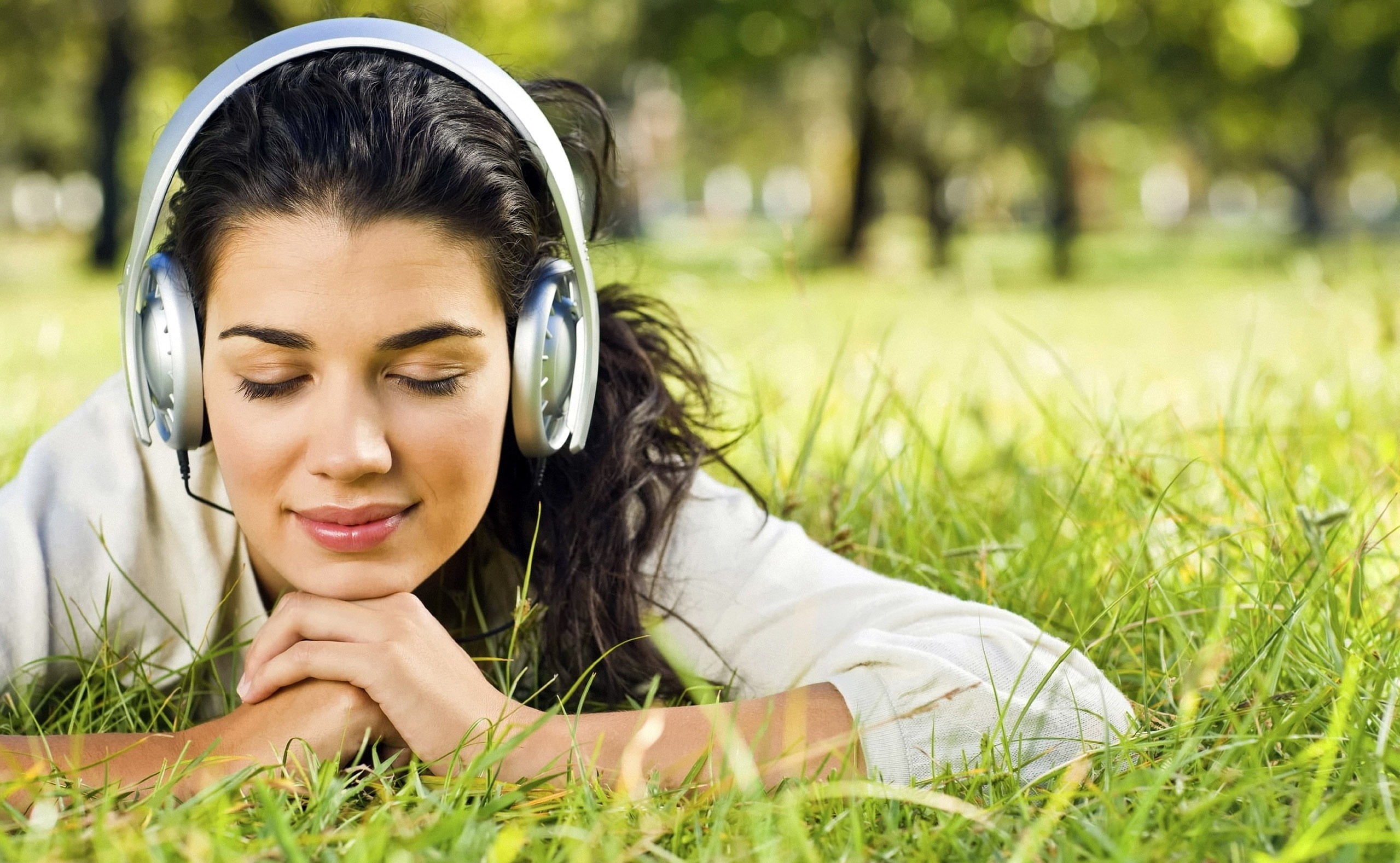 contemplation, leisure Activity, one Woman Only, green Color, nature, lawn, listening, females, enjoyment, meadow, cheerful, front view, music, summer, HD Wallpaper