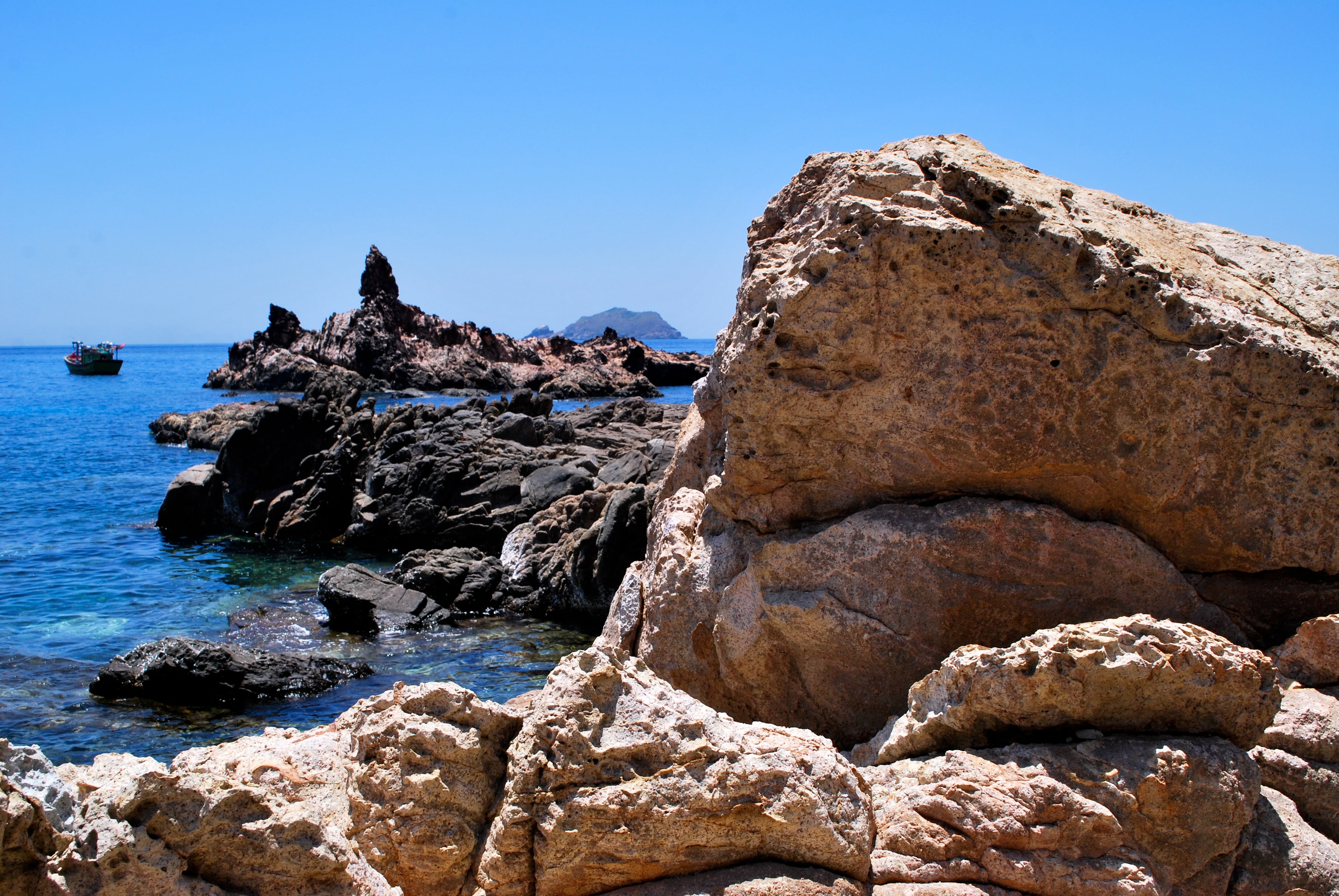 multiplication multiplication of rules, wind waist, rock - object, blue, the beautiful sea, ideal, comfortable, water, sea, tranquil scene, tourism nhon ly, HD Wallpaper