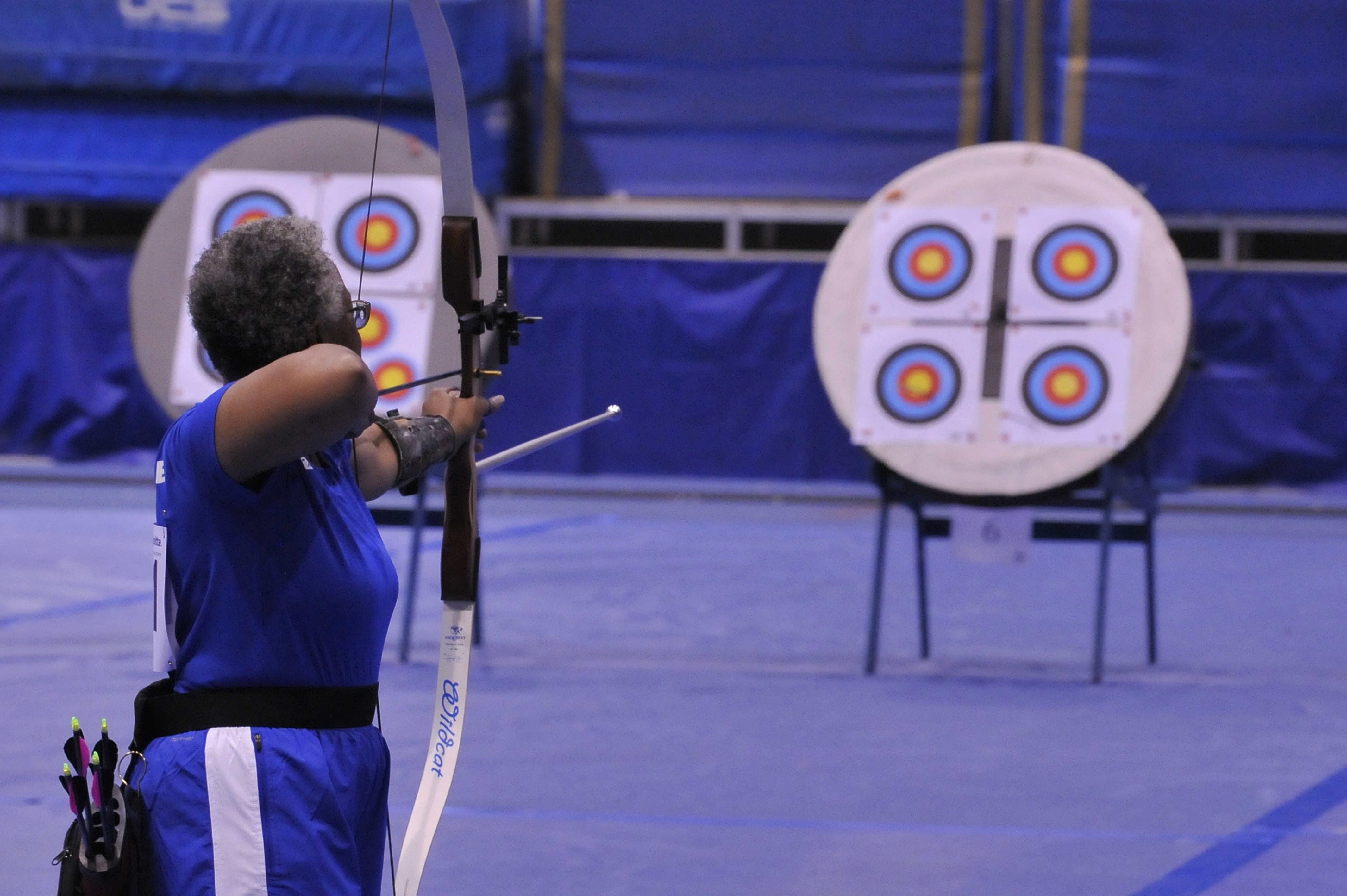 playing, three quarter length, adults only, standing, young adult, aim, Competition, Archery, bow, real people, blue, competition, bullseye, performance, HD Wallpaper