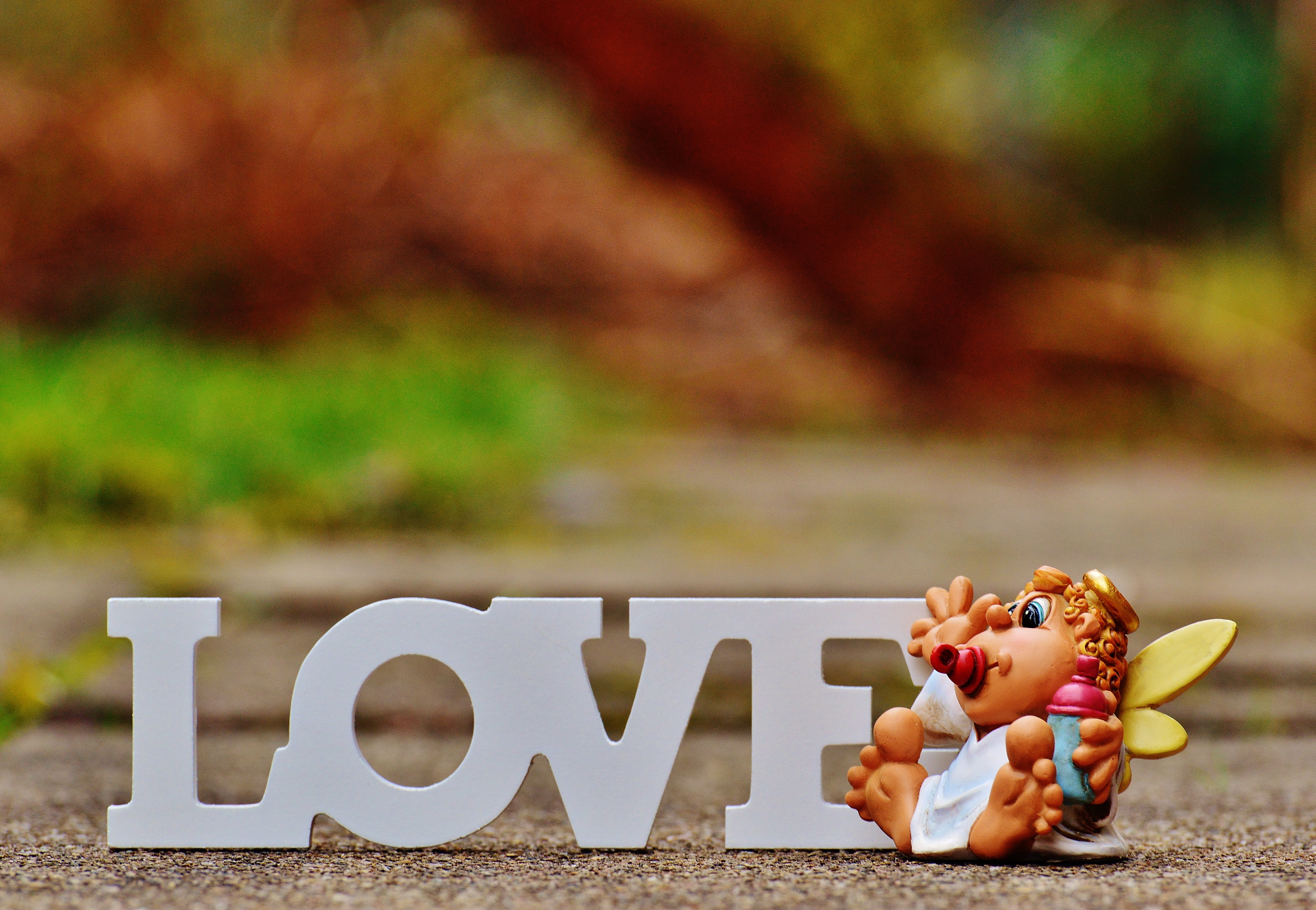5K, sweet, art and craft, nature, cheerful, childhood, figurine, male likeness, still life, figure, communication, outdoors, angel, baby, sunlight, love, HD Wallpaper