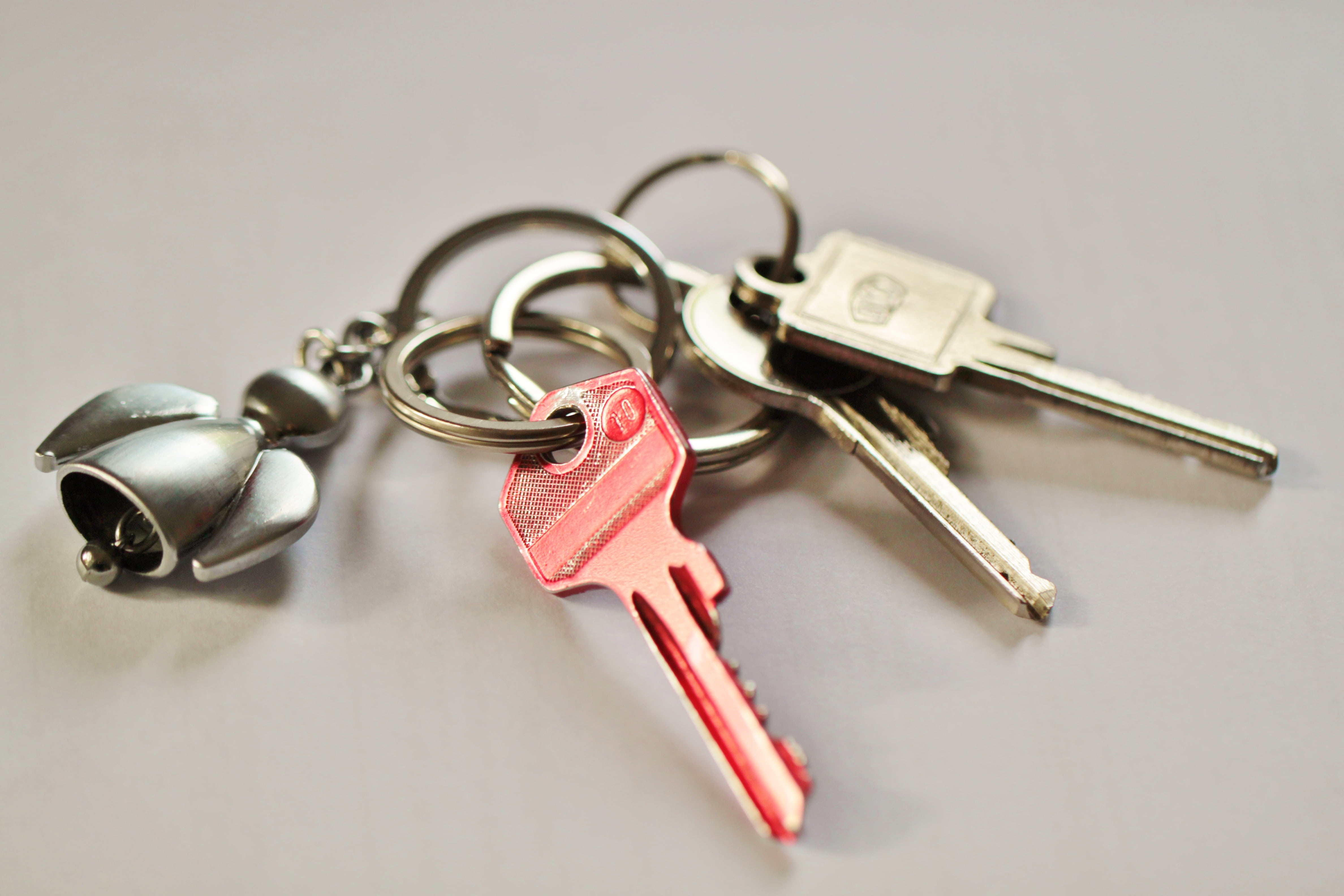 red, high angle view, door key, rings, alloy, security, indoors, group of objects, federal government, still life, lock, gray, house keys, studio shot, HD Wallpaper