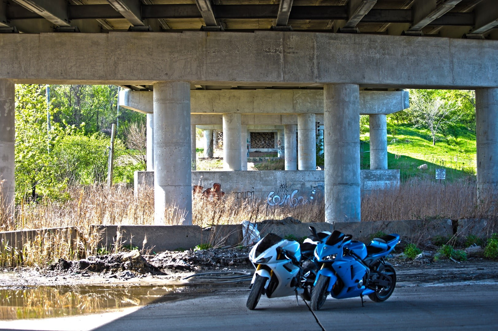 bike, bridge, Triumph, nature, architecture, no people, blue, motorcycle, sports, ceiling, white, day, scooter, architectural column, tree, road, connection, HD Wallpaper