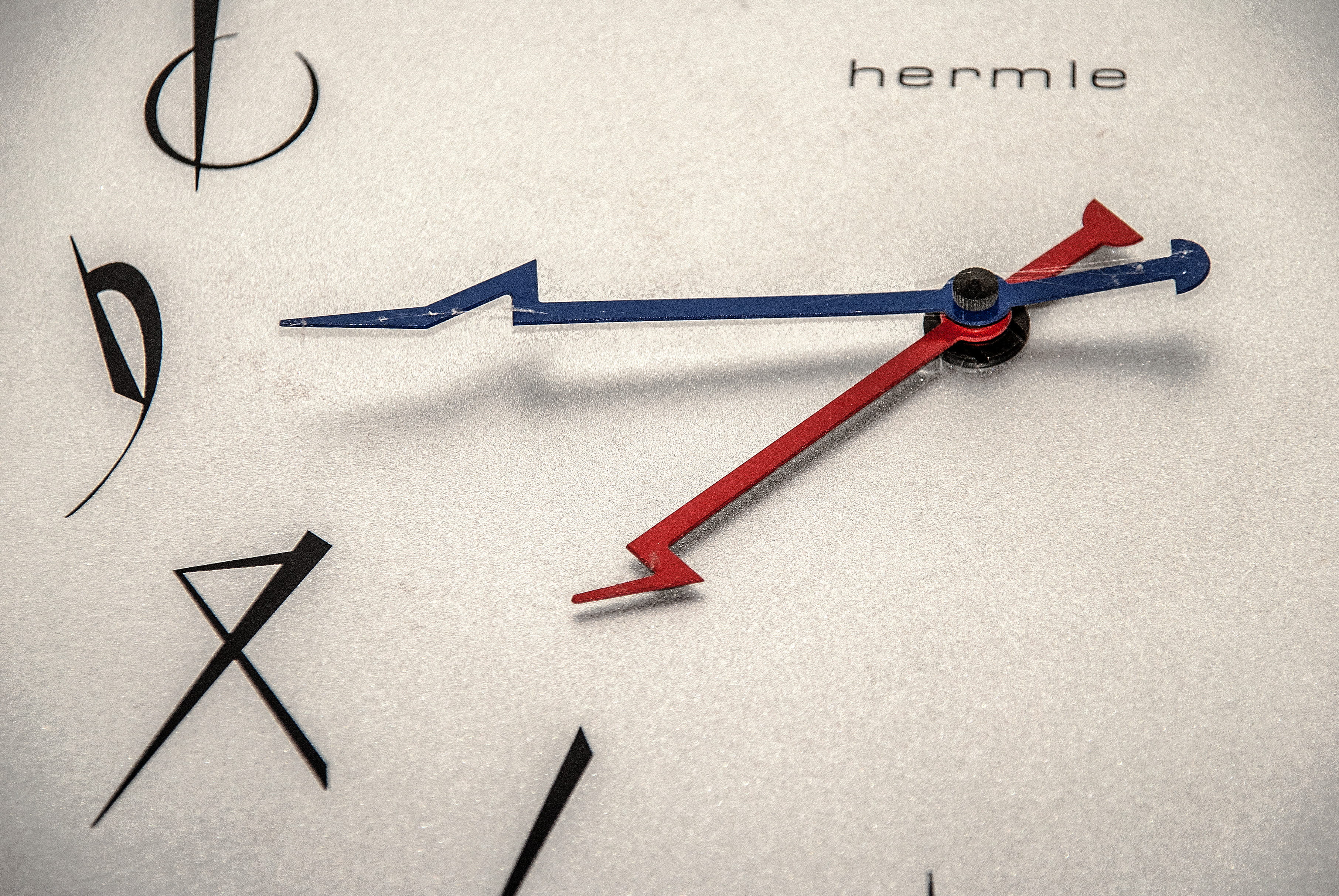 clock face, still life, close-up, pen, business, clock, minute hand, time, arrow symbol, indoors, thumbtack, pencil, western script, 2K, scissors, communication, HD Wallpaper
