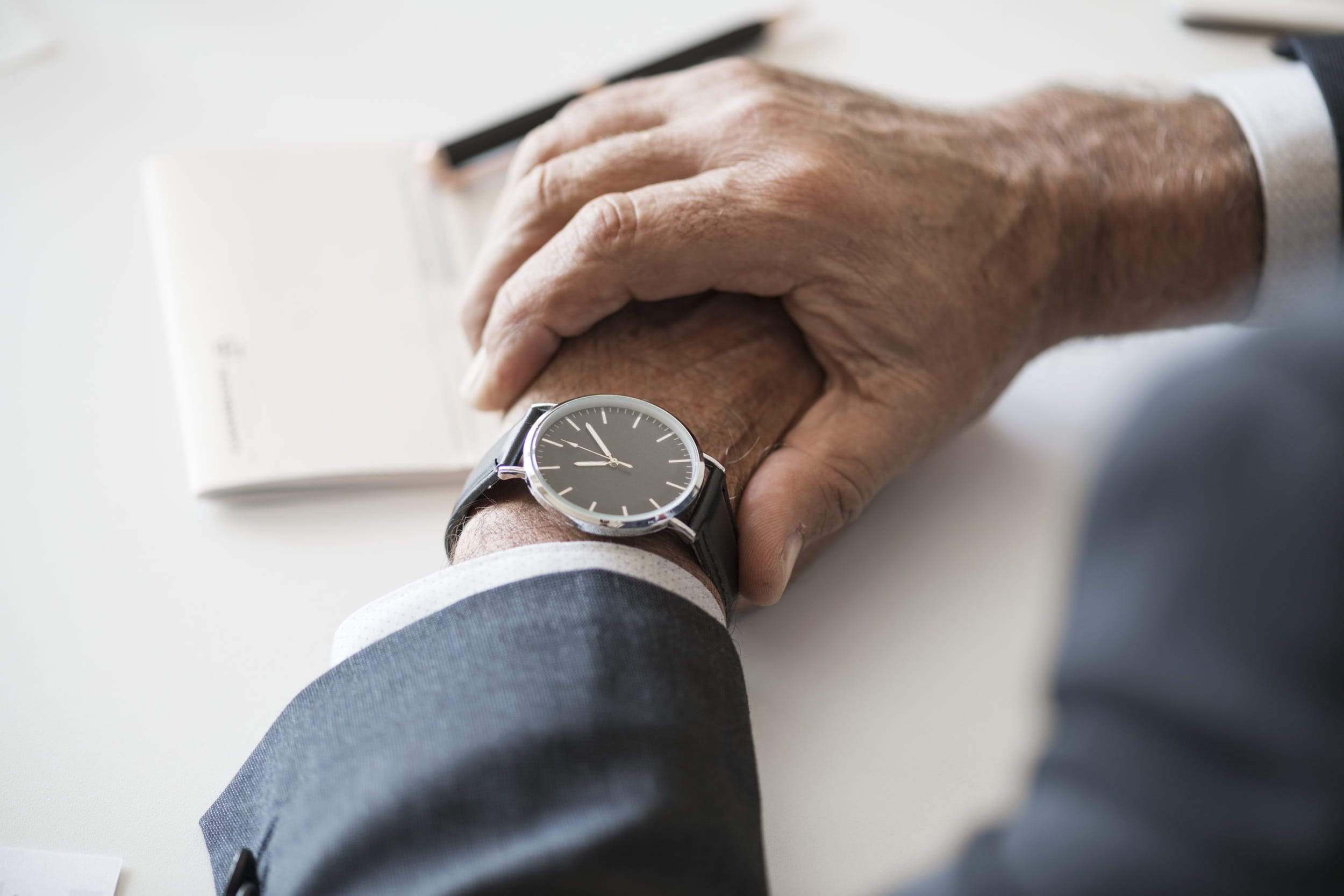 close-up, time, america, caucasian, adult, american, hand, event, appointment, waiting, remind, human body part, circle, hands, westerner, tags, round, HD Wallpaper