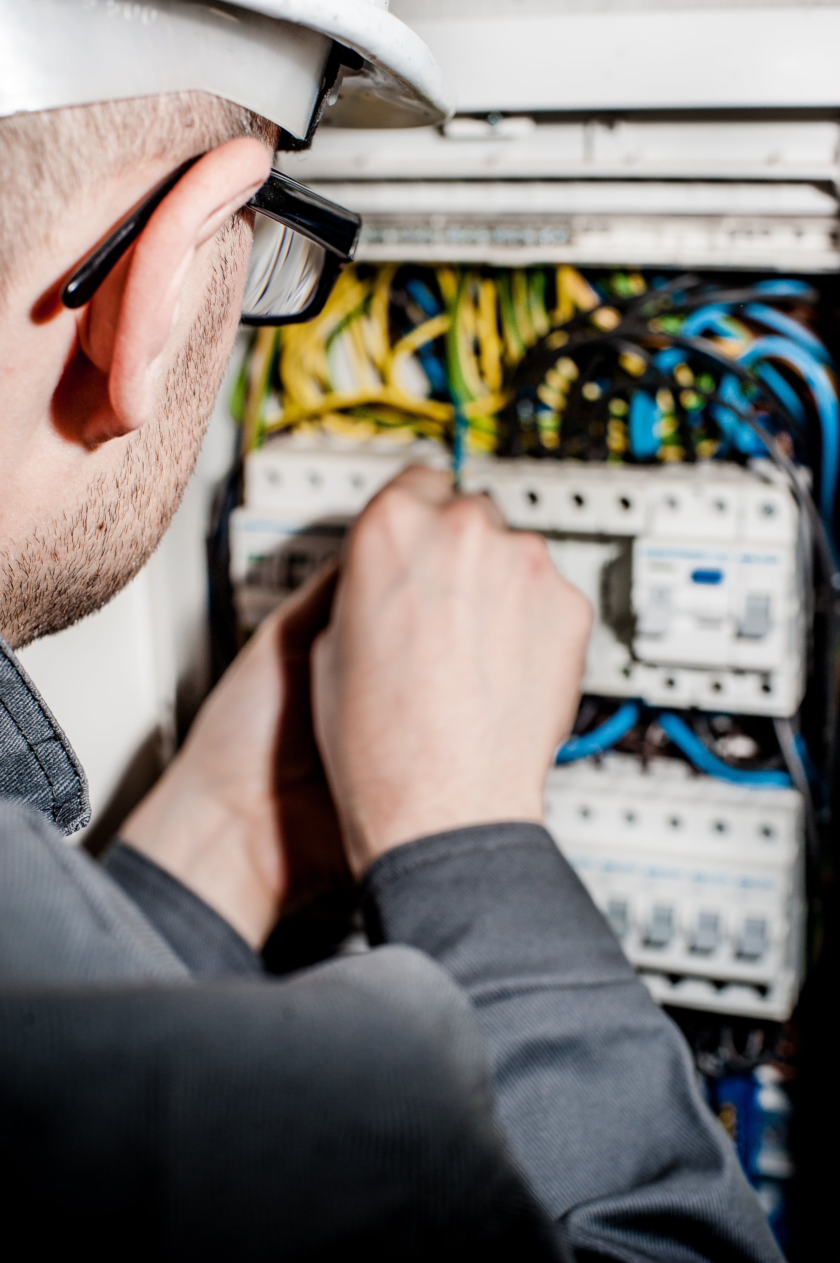 cable, repairing, engineering, electricity, long, body, real people, wearing, network Server, expertise, technician, surveyor, men, professional occupation, Phone HD Wallpaper