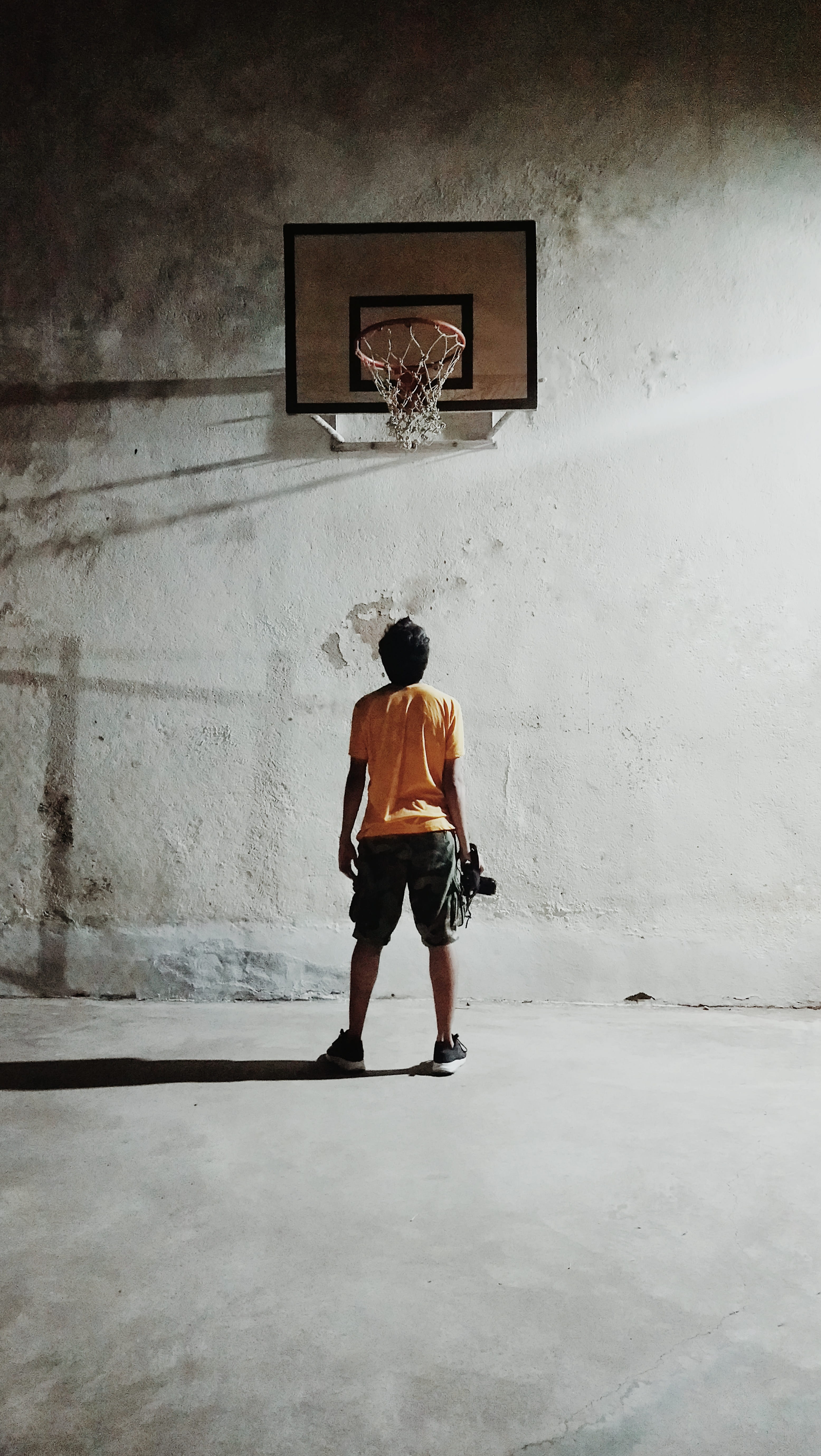 men, exercising, basketball - Ball, hooping, camera, indoors, sport, athlete, looking, man, basket hoop, street, lifestyles, aesthetic, orange, rear View, Phone HD Wallpaper