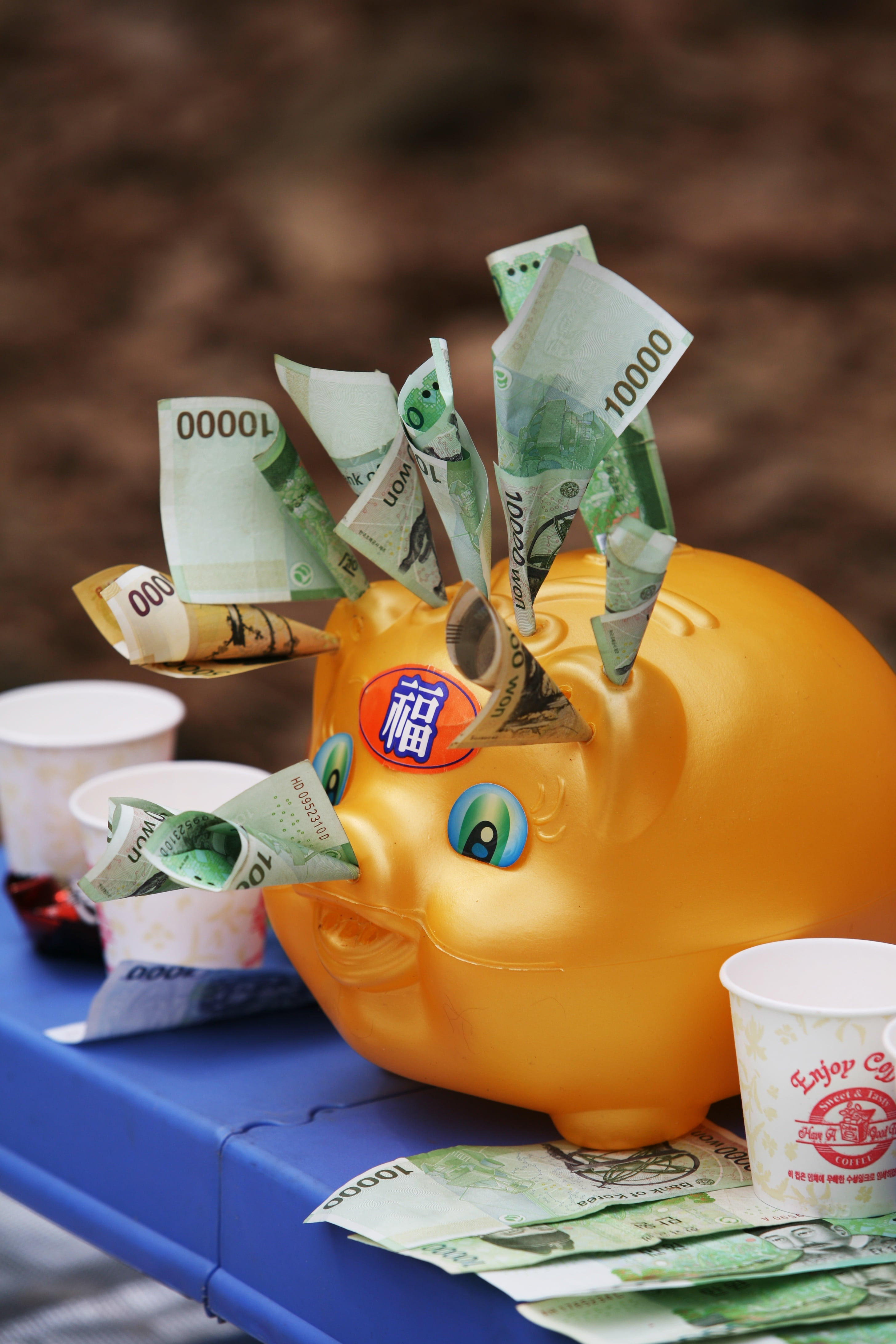 focus on foreground, old wives  tales, high, indoors, aspire, coin bank, paper currency, investment, text, 4K, no people, piggy bank, currency, time acid, Phone HD Wallpaper