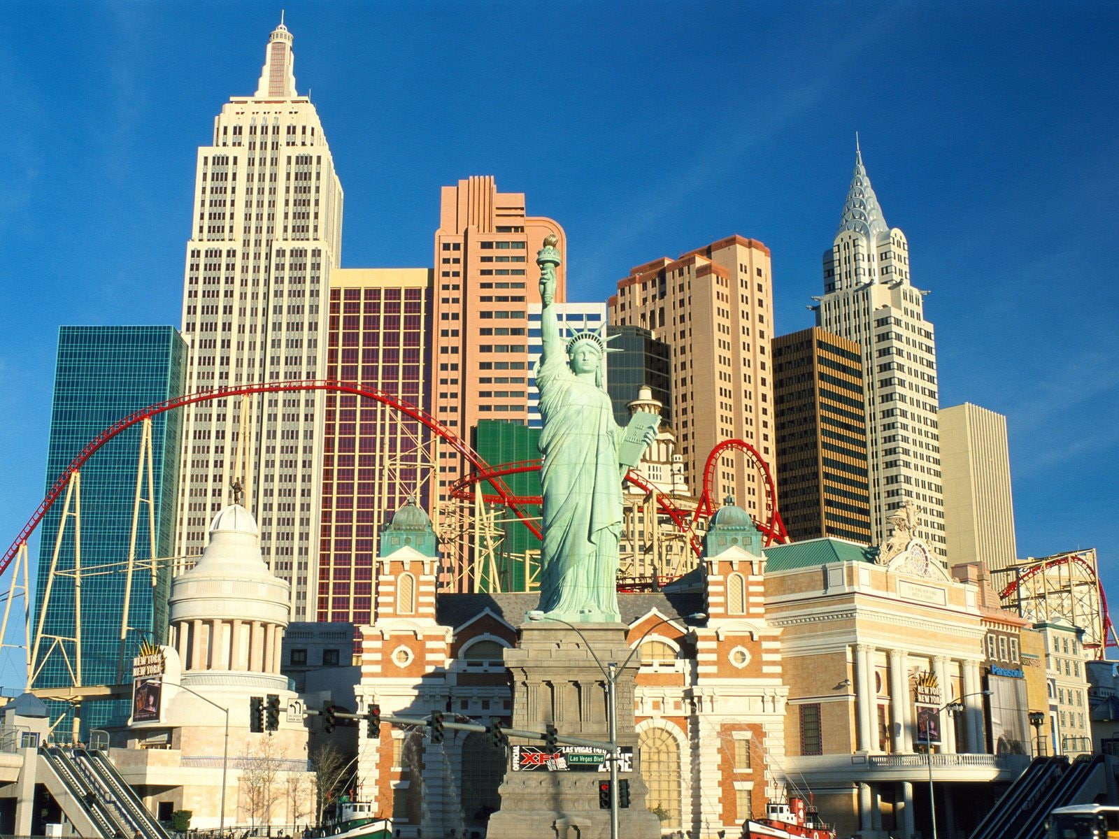 human representation, no people, sky, built structure, gambling, office, casino, Statue of Liberty, rollercoaster, tower, 720P, luxury, financial district, HD Wallpaper