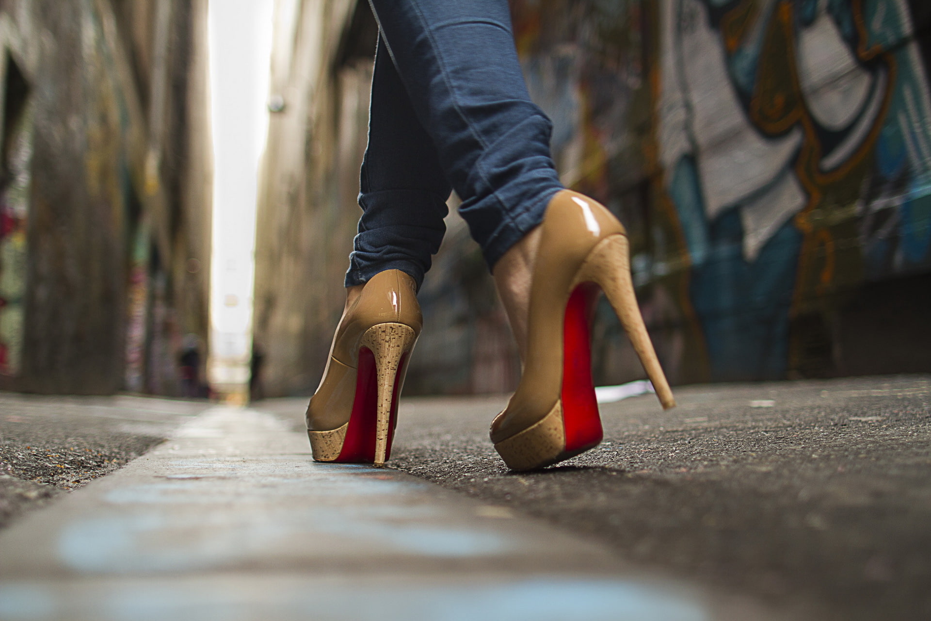 running, young Adult, low section, shoes, elegance, human body part, surface level, one Person, shoe, men, selective focus, motion, modern, people, boots, HD Wallpaper