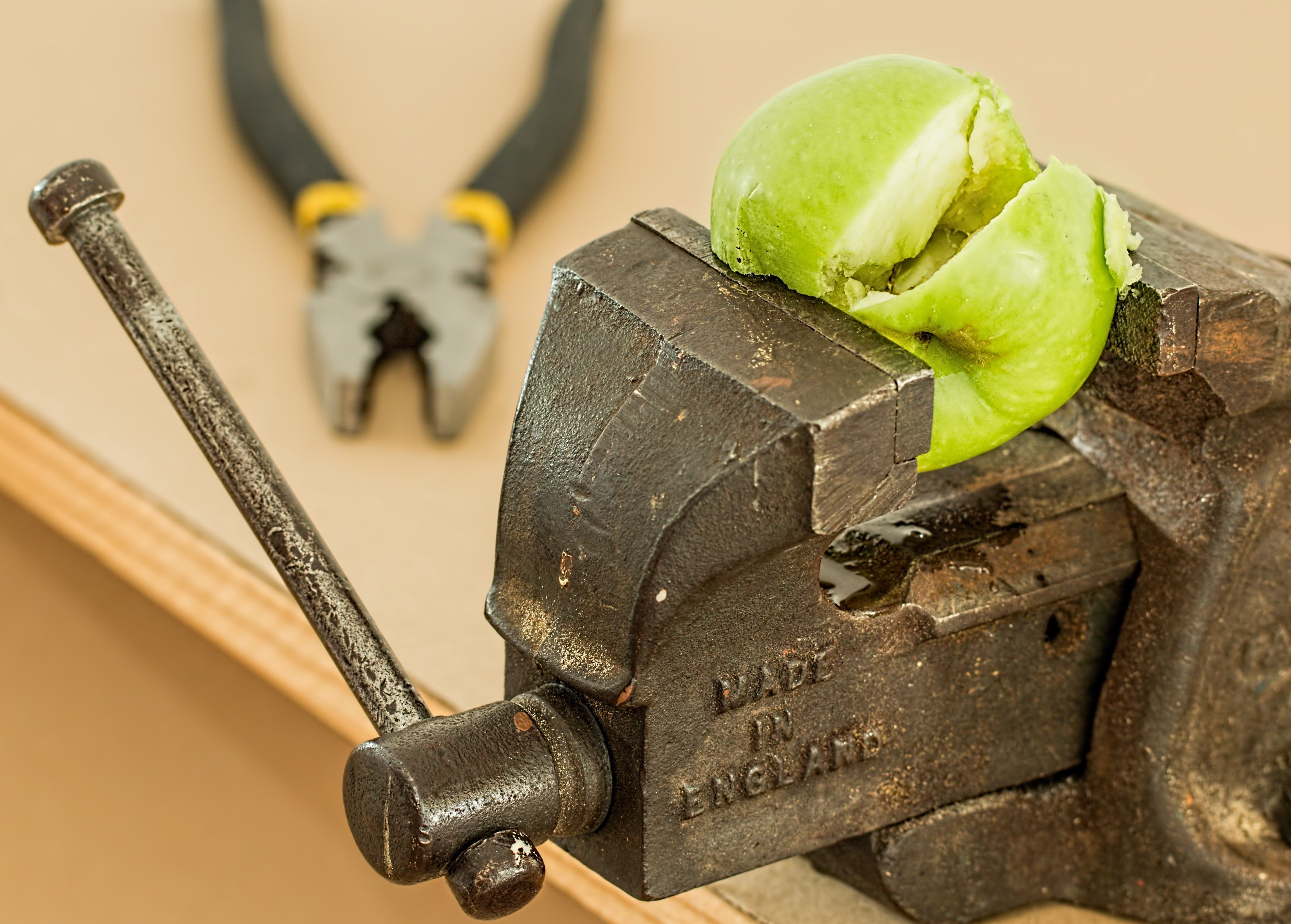 art and craft, focus on foreground, power, food, squash, tool, injury, black color, bench, green, crush, hand tool, squeezed, food and drink, black, indoors, HD Wallpaper