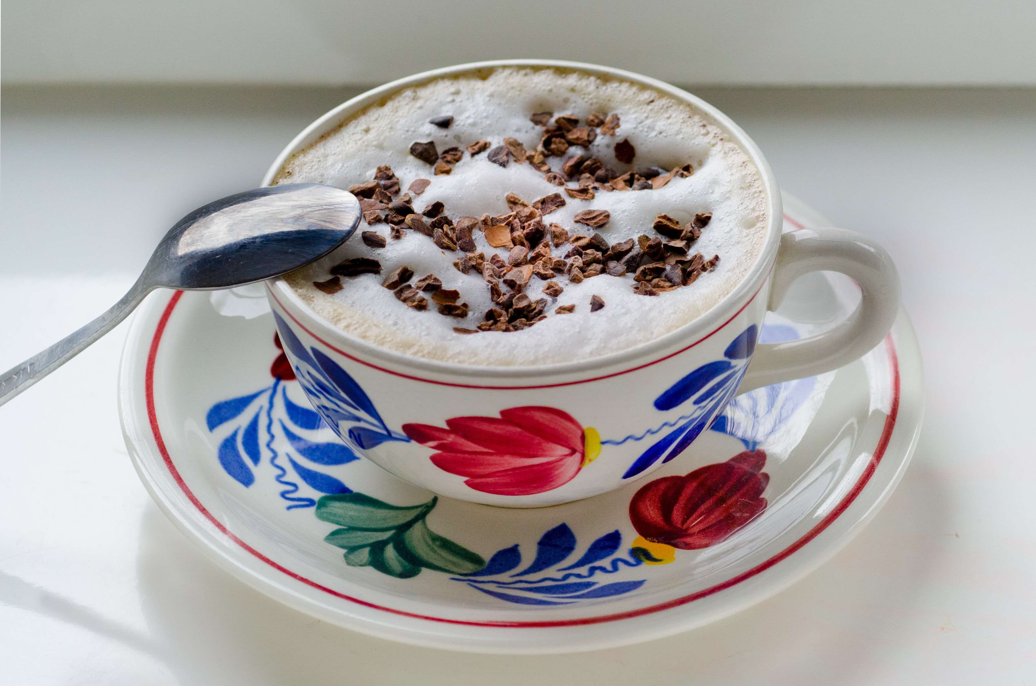 2K, cappuccino, foam, cup, flowers pottery, coffee, chocolate, caf, spoon, coffe beans, HD Wallpaper