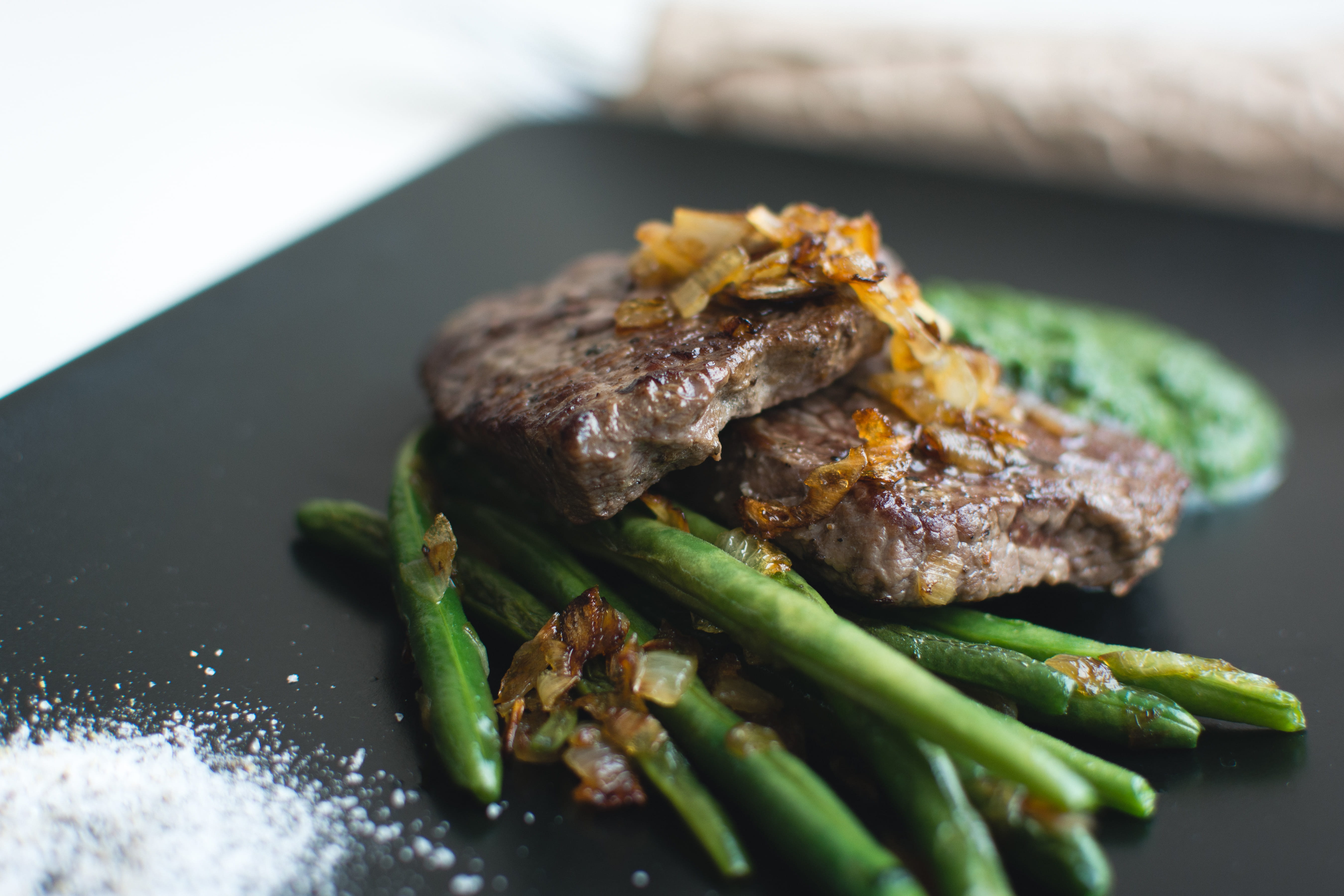 green, Paleo, food, ready-to-eat, focus on foreground, steak, meat, serving size, crockery, vegetable, gourmet, grilled, heat - Temperature, indulgence, HD Wallpaper